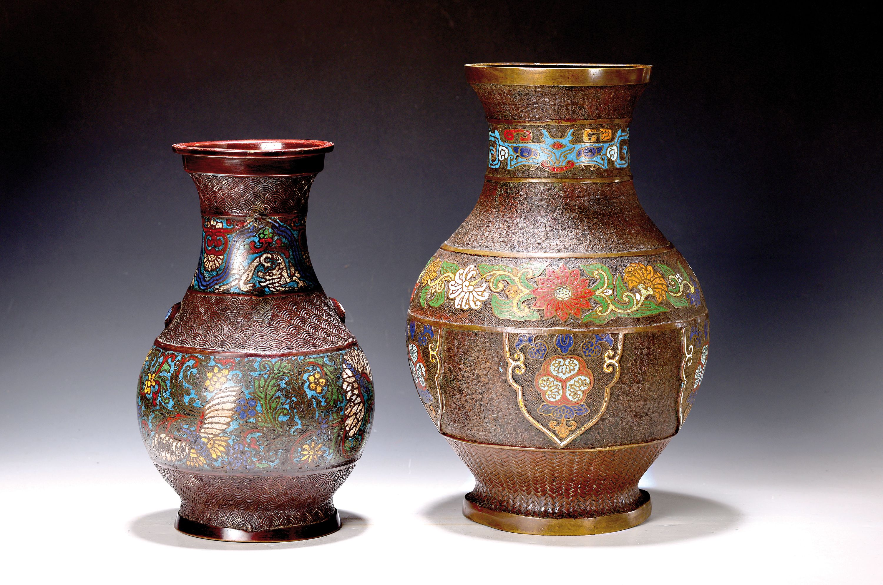 Zwei Vasen, Japan, um 1900/20, Bronze reliefiert, floraler Dekor in Cloisonne, 31/36.5 cm, Bodenmarke, H. ca. 36/30 cm