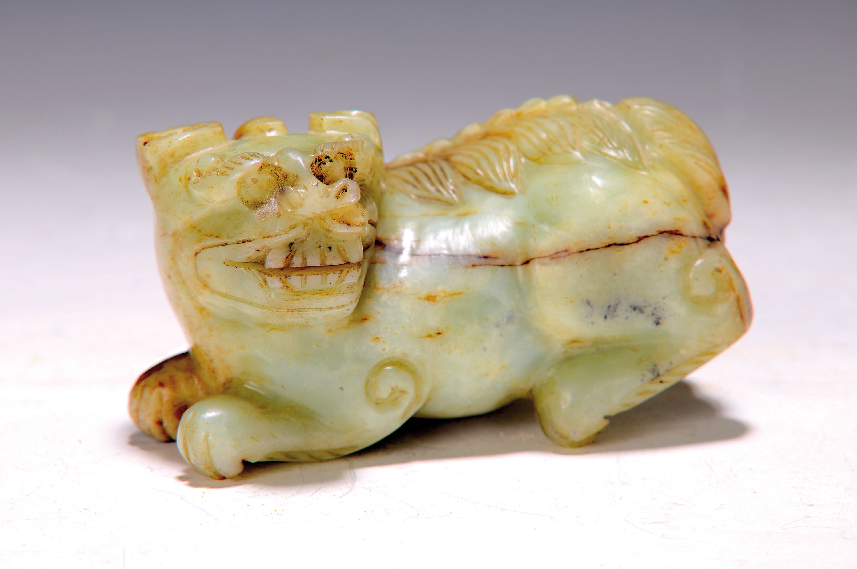 Jadeskulptur/Jadeit, China, 20. Jh., Fo-Löwe, geschnitzt, ca. 7 x 12 cm