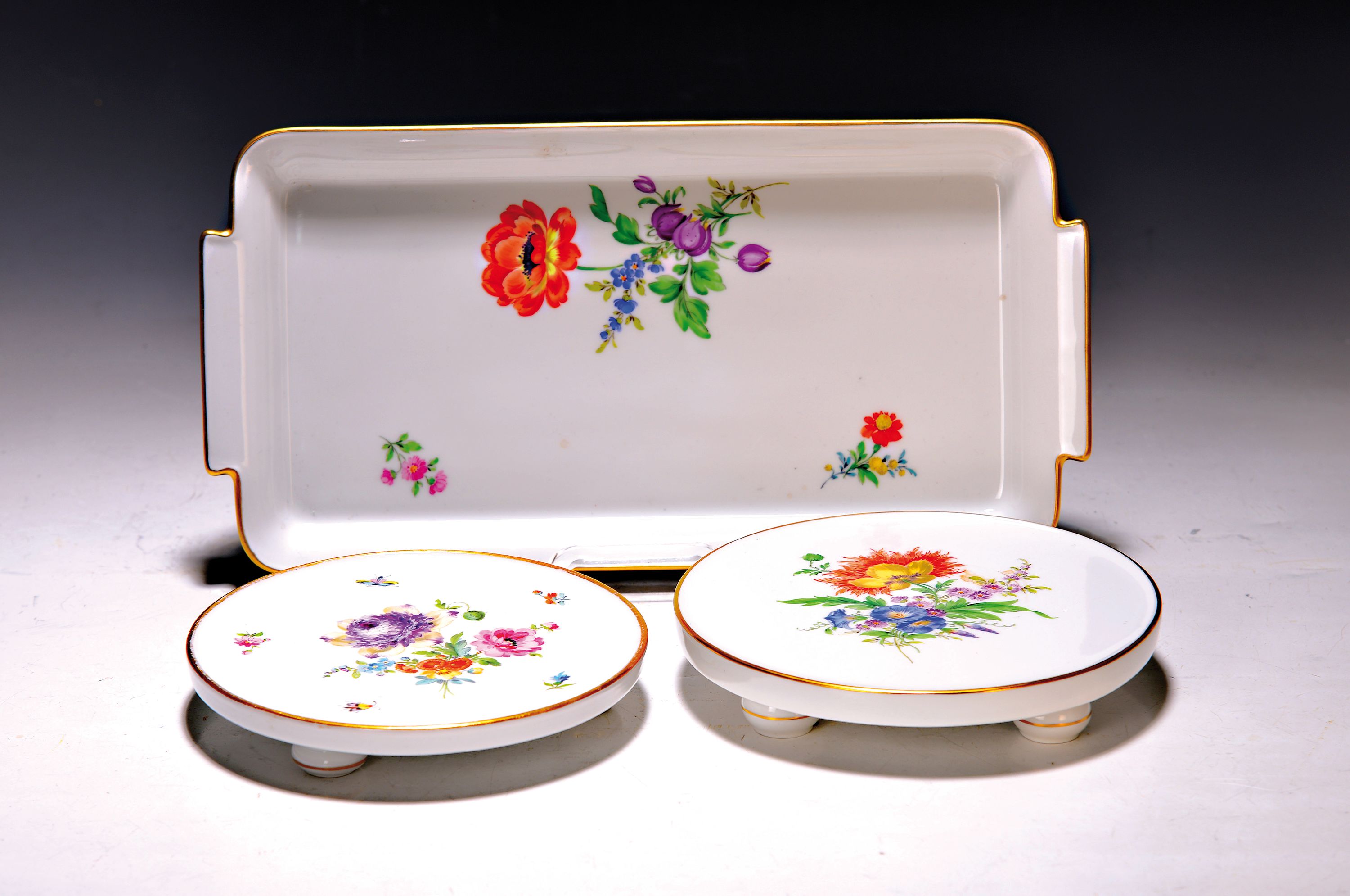 Königskuchenplatte und zwei runde Untersetzer , Meissen, 20. Jh., Platte Blume 2, Goldrand, ca. 29 cm, Untersetzer, um 1890, Blumenbukett, Insekten, ...