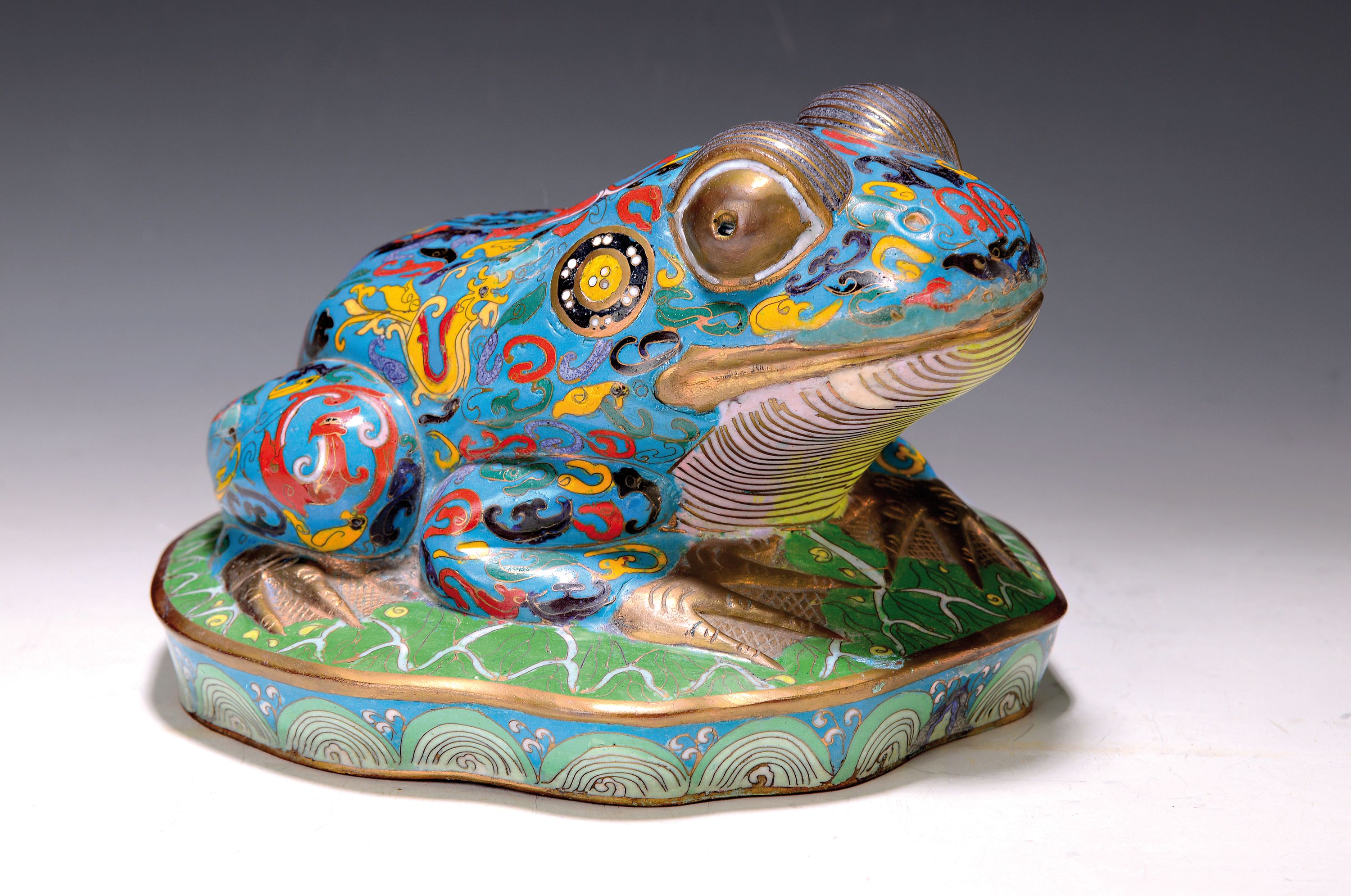 Große Cloisonneskulptur einer sitzenden Kröte, China, Anfang 20. Jh., Bronzekorpus, ca. 17x 25 cm, Alterssp.
