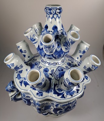 26760805b - Large tulip vase/tulip vessel, Delft, based on a baroque model, faience, with stylized double handle in animal shape, lid with 14 openings, removable lid, approx. 34 cm, width 29 cm