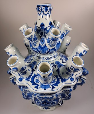 26760805d - Large tulip vase/tulip vessel, Delft, based on a baroque model, faience, with stylized double handle in animal shape, lid with 14 openings, removable lid, approx. 34 cm, width 29 cm