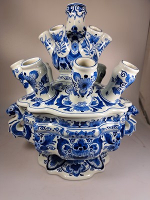 26760805f - Large tulip vase/tulip vessel, Delft, based on a baroque model, faience, with stylized double handle in animal shape, lid with 14 openings, removable lid, approx. 34 cm, width 29 cm
