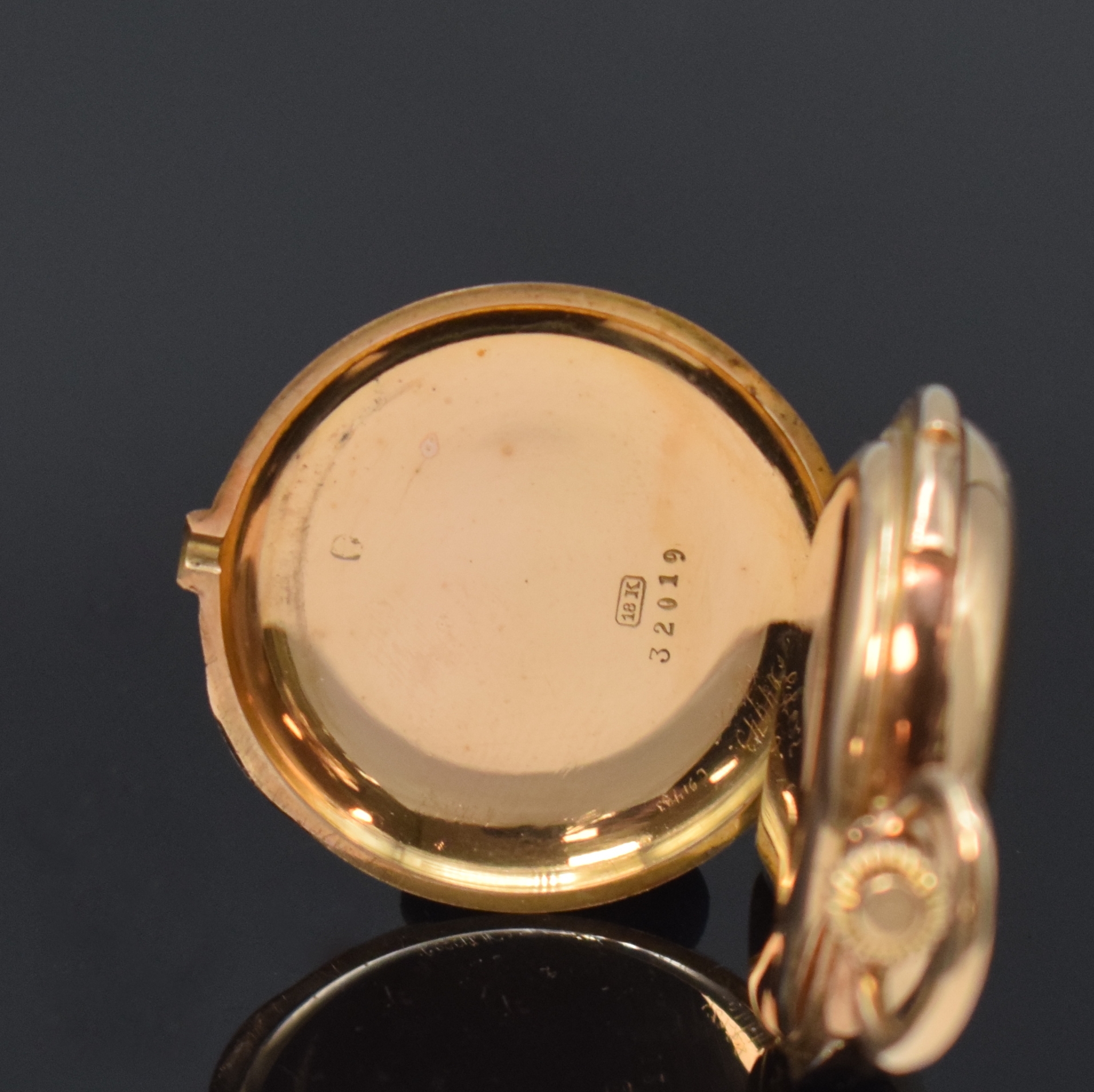 Detail c: Seltene Damensavonette mit 1/4 Std.- Repetition in RG 750/000, Schweiz um 1900, glattes 3-Deckel Goldgeh. m. a-Goutte- Schlüssen, 2 tlg. ...