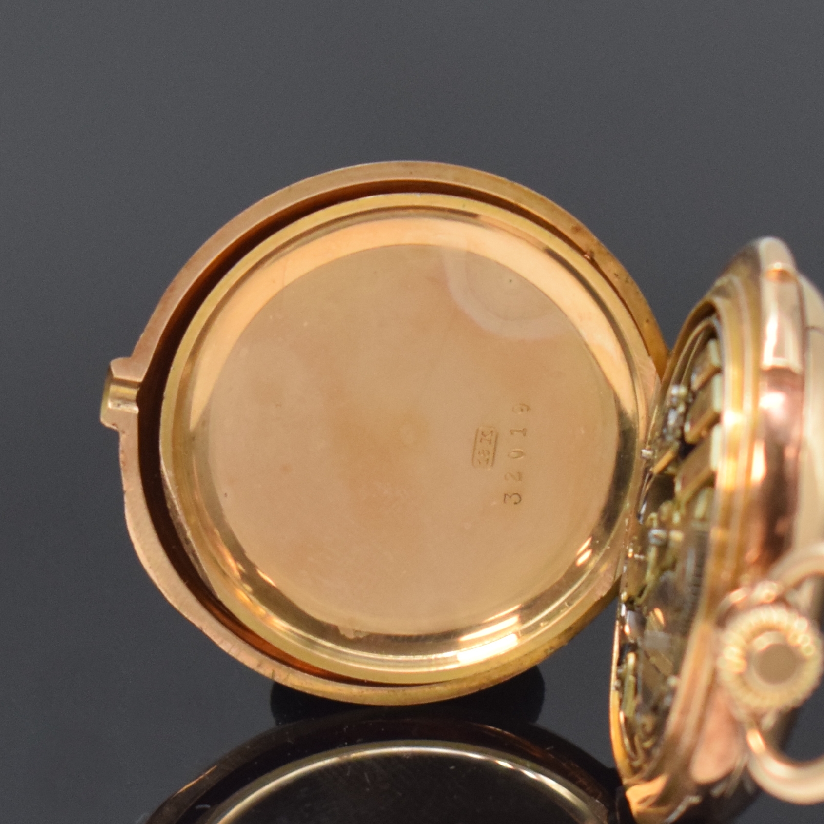Detail e: Seltene Damensavonette mit 1/4 Std.- Repetition in RG 750/000, Schweiz um 1900, glattes 3-Deckel Goldgeh. m. a-Goutte- Schlüssen, 2 tlg. ...