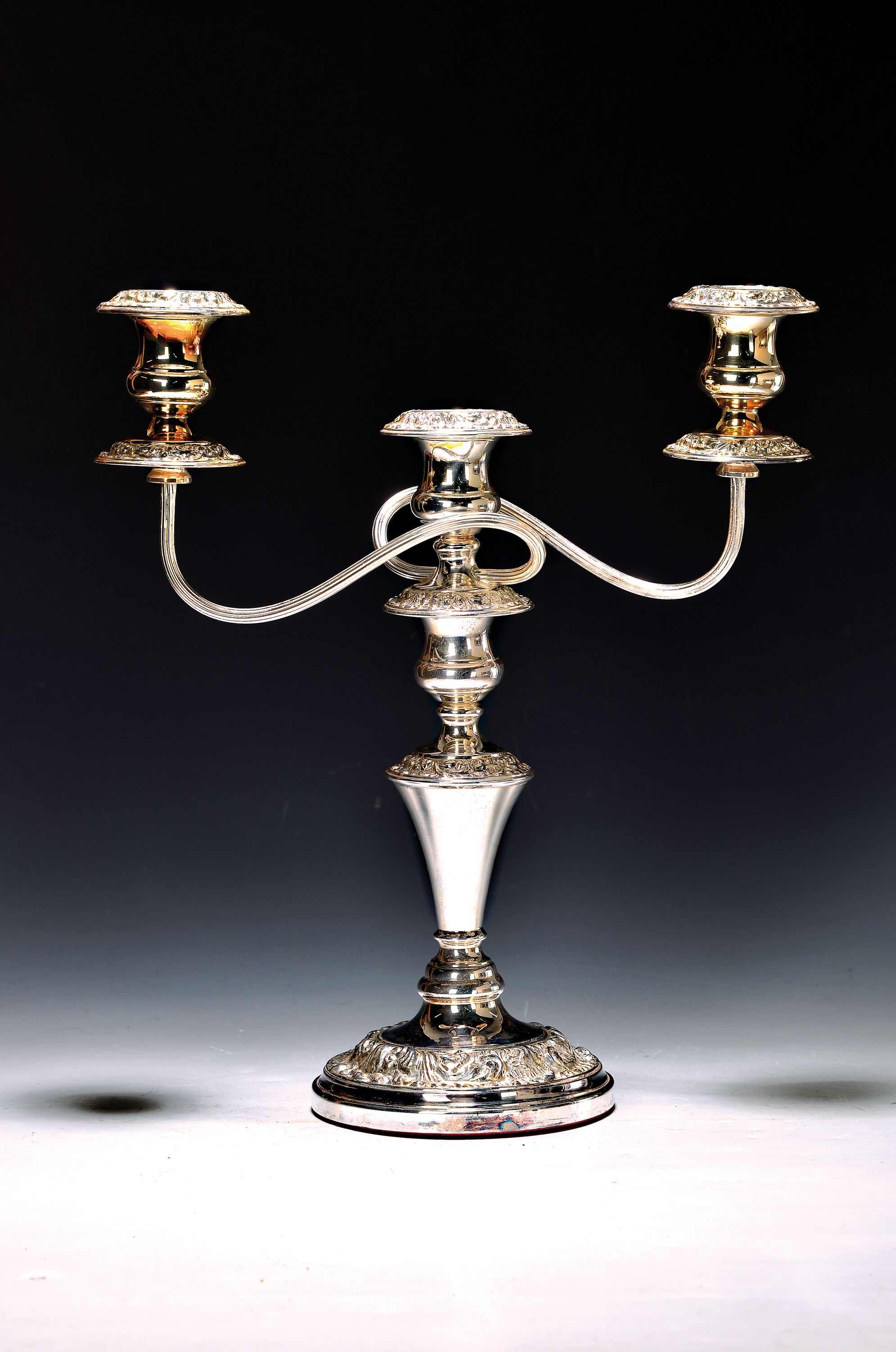 Verwandlungsleuchter, wohl England oder USA, Silber, drei bzw. eine Brennstelle, gefüllt, reich verziert, ohne Punze, Silber geprüft, ca. 37.5 cm, ...