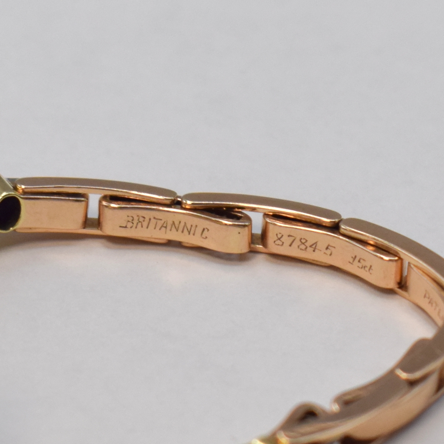 Detail d: LE ROY extrem seltene frühe hochwertige diamantbesetzte Armbanduhr in RoseG 15k, Frankreich um 1910, glattes Scharniergeh., Goldcuvette bez." ...