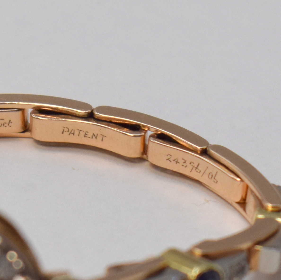 Detail e: LE ROY extrem seltene frühe hochwertige diamantbesetzte Armbanduhr in RoseG 15k, Frankreich um 1910, glattes Scharniergeh., Goldcuvette bez." ...