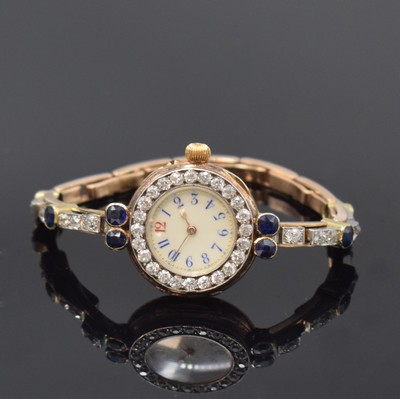 Image 26760995 - LE ROY very rare early high-grade diamond-set wristwatch in 15k pink gold, France around 1910, smooth hinge case, hinged gold-cuvette marked" To the Queen Le Roys & Fils , 57 New Bond Street, London, Paris, Made in France", original patinated heavy strap with sapphires (approx. 1,6 ct) and old cut-diamonds (white/p approx. 2,7 ct.), frame-enamel dial, blue Arabic numerals with red 12, gilded spade hands, gold-plated precision movement, end stone on escape wheel, compensation-balance, diameter approx. 25 mm, weight approx. 35g, condition 2 extraordinary in this quality and version