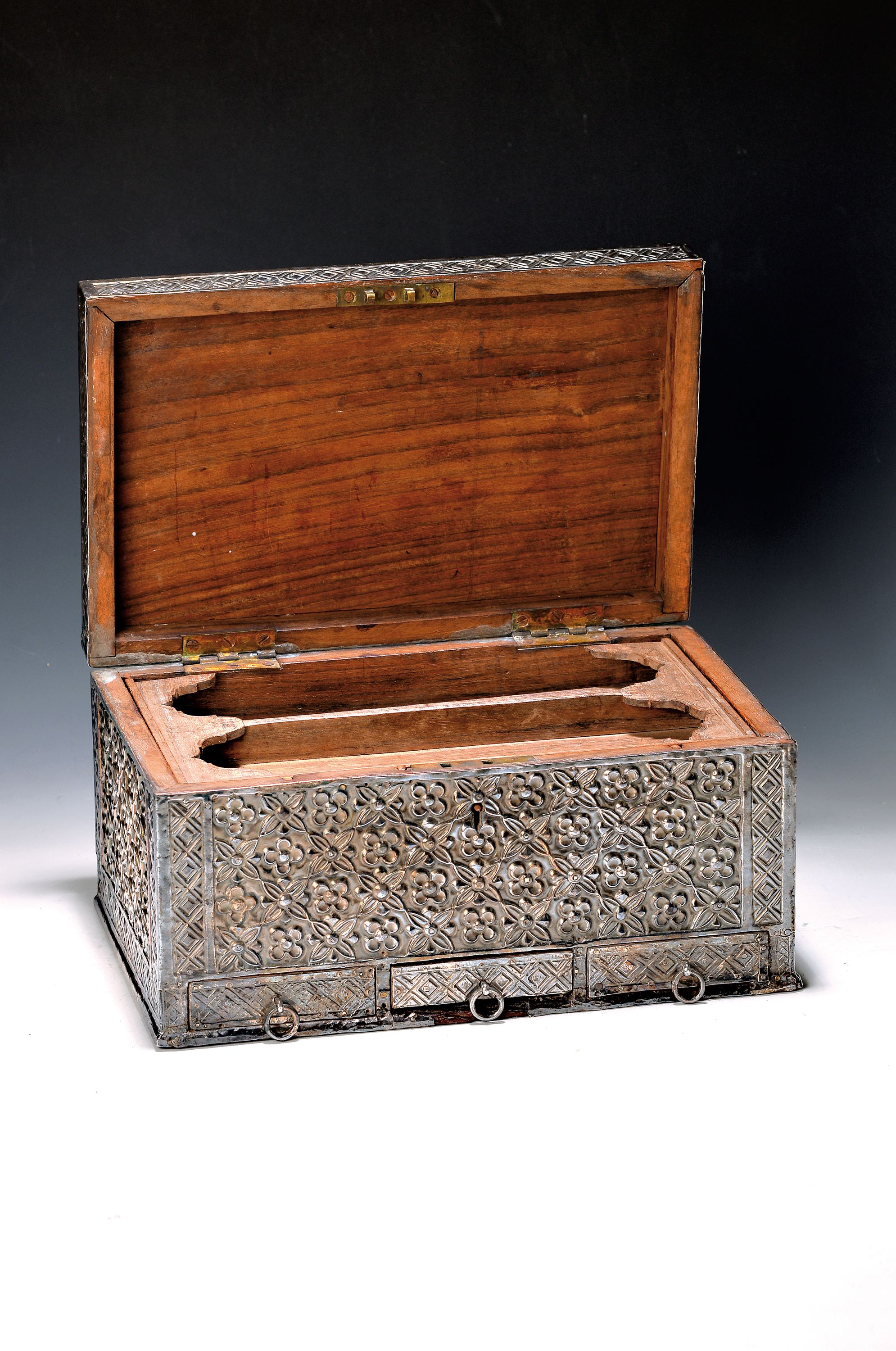 Reiseschreibkasten, wohl Moghul, um 1880/1900, Holzkasten mit Einsätzen, mit floral verziertem Silberblech ummantelt, drei Schubladen, Inneneinsatz ...