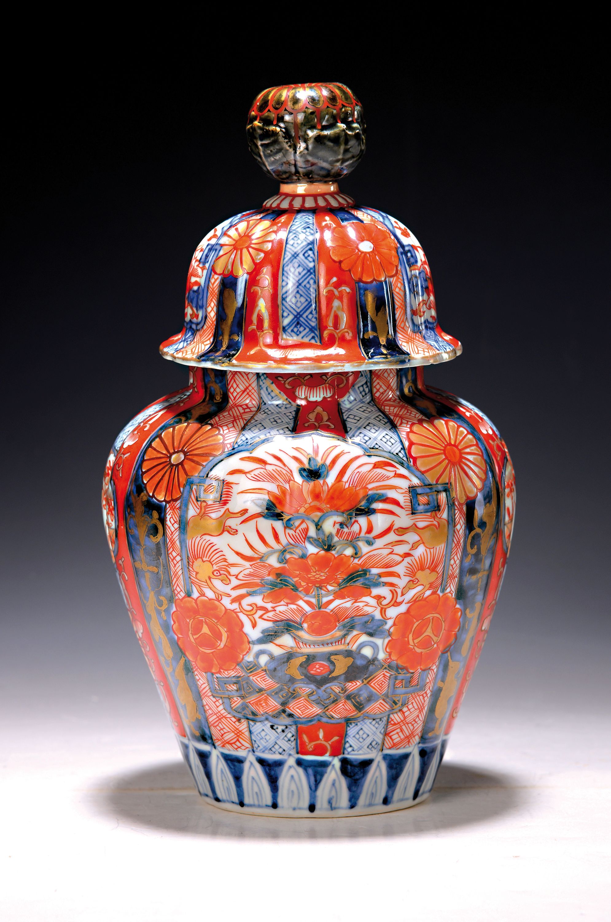 Zwei Vasen, Imari, Japan, 19. Jh., Porzellan, Goldstaffage, Deckelvase H. 30 cm, Vase mit Metallmontur H. 30 cm, Alterssp.