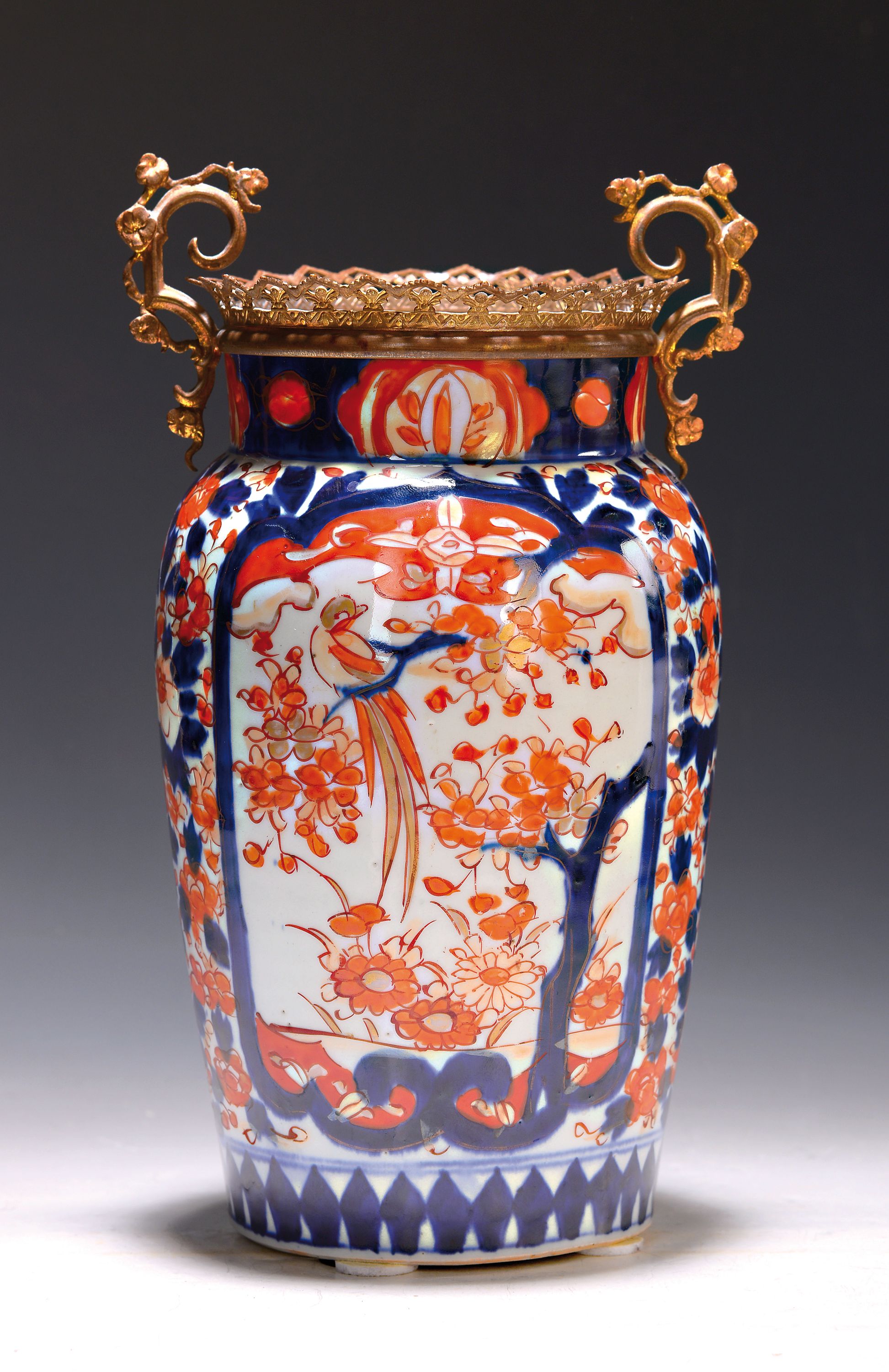 Detail a: Zwei Vasen, Imari, Japan, 19. Jh., Porzellan, Goldstaffage, Deckelvase H. 30 cm, Vase mit Metallmontur H. 30 cm, Alterssp.