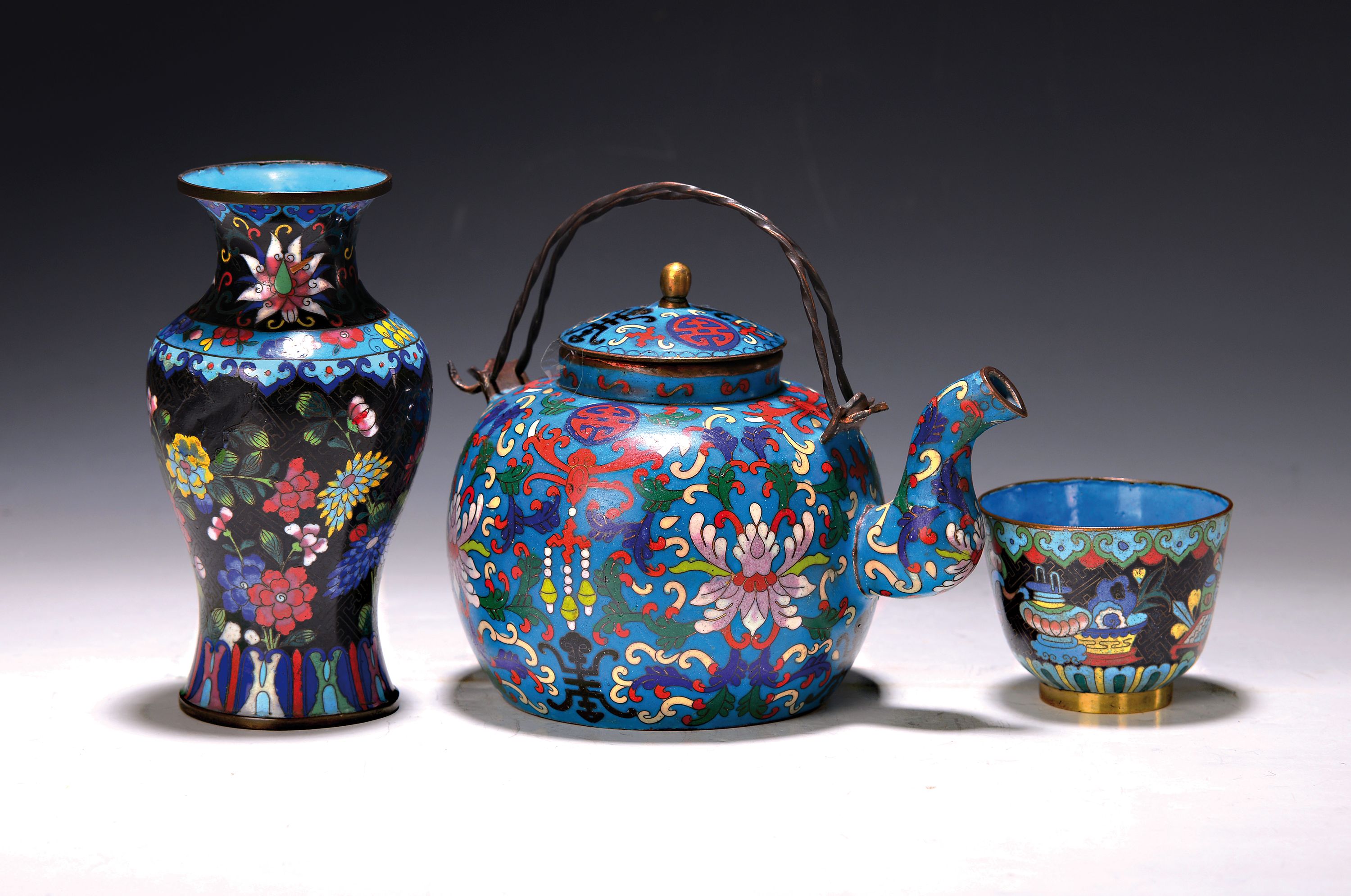 Teekanne, Becher und Vase, China, um 1900 bis Mitte 20. Jh, 1. Teekanne, Boden mit Cloisonne, Schriftzeichen, H. ca. 15 cm; 2. Becher umlaufend mit ...