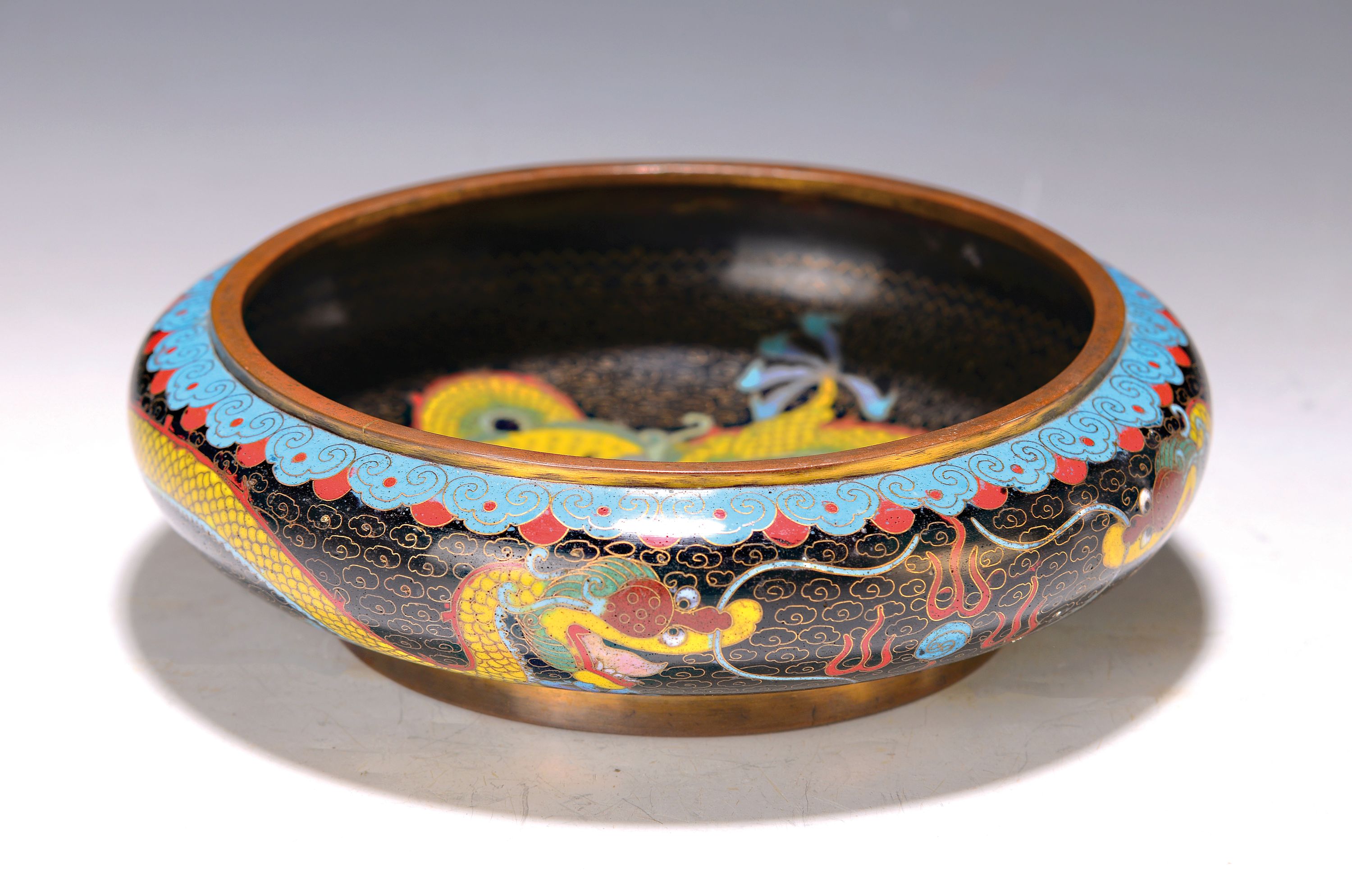 Cloisonneschale, China, 20. Jh., Fond mit flächigem Wolkenmuster, Drachendekor, Bodenmarke, D. 21 cm