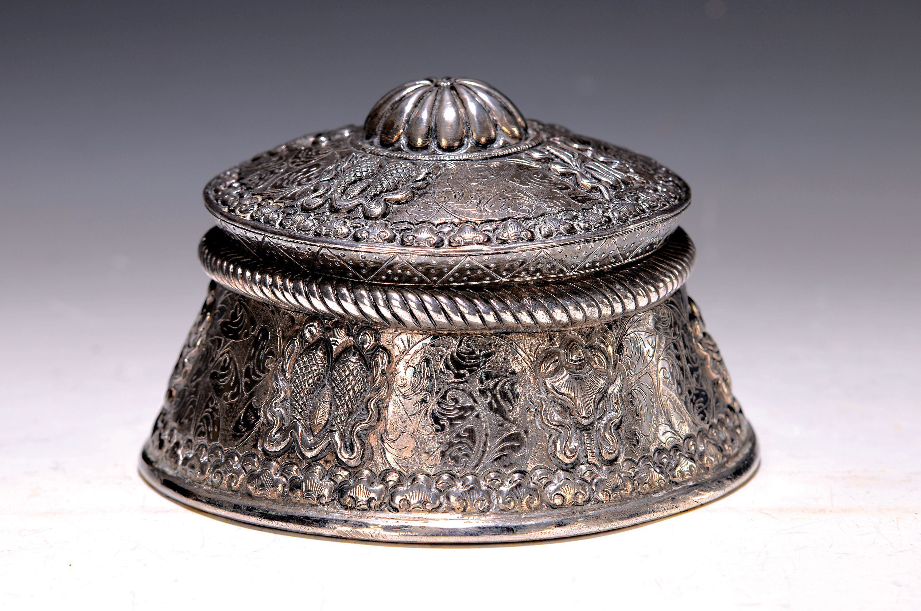 Silberdeckeldose, Tibet, Anfang 20.Jh., Silber geprüft, konische Form, flächig ornamentaler Dekor mit z.T. zoomorphen Formen, ziseliert und ...