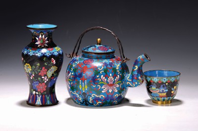 Image 26761015 - Teapot, mug and vase, China, around 1900 to the middle of the 20th century, 1st teapot, base with cloisonne, characters, height approx. 15 cm; 2. Cup decorated all around with precious objects H. approx. 6 cm, inside slight hair cracks and small enamel defects; 3. Vase with floral decoration, around 1900, missing part or damaged, height approx. 16 cm