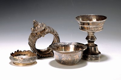 Image 26761020 - Butter lamp, two vessels and bracelet, Tibet/China, 19th and 20th century, all made of silver, approx. 599 g, embossed butter lamp, 19th century, height approx. 12 cm, engraved bowl, height approx. 5 cm D. approx. 10 cm, small Chinese bowl, richly decorated, D. 7.5 cm, bangle with granules and breakthrough work, cannot be opened, D. approx. 8.5 cm