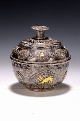 Image 26761022 - Lidded box, China, late 19th century, silver, partially gilded and nielloed, chased and re- engraved, version slightly bent, depiction of various mythological creatures, flat tendril decoration,traces of age, D. 12 cm, 307g