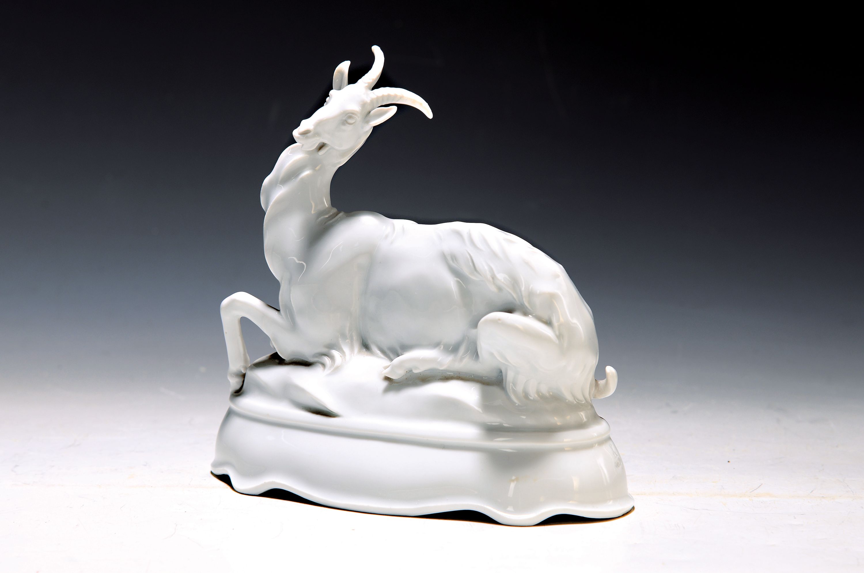 Porzellanfigur Ziege, Meissen, Pfeifferzeit, 1920/30er-Jahre, 1. Wahl, Weißporzellan, Entw. Max Esser (1885-1945), Modellnr. H251, H. 16 cm, ...