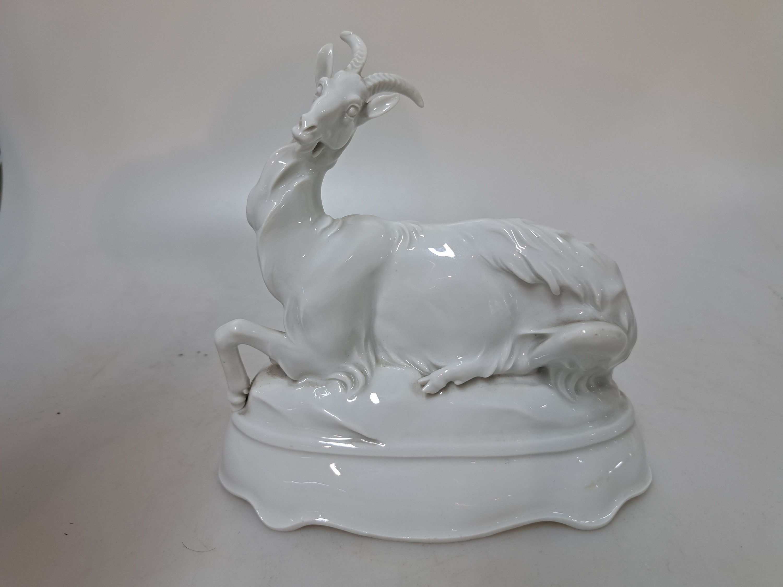 Detail a: Porzellanfigur Ziege, Meissen, Pfeifferzeit, 1920/30er-Jahre, 1. Wahl, Weißporzellan, Entw. Max Esser (1885-1945), Modellnr. H251, H. 16 cm, ...