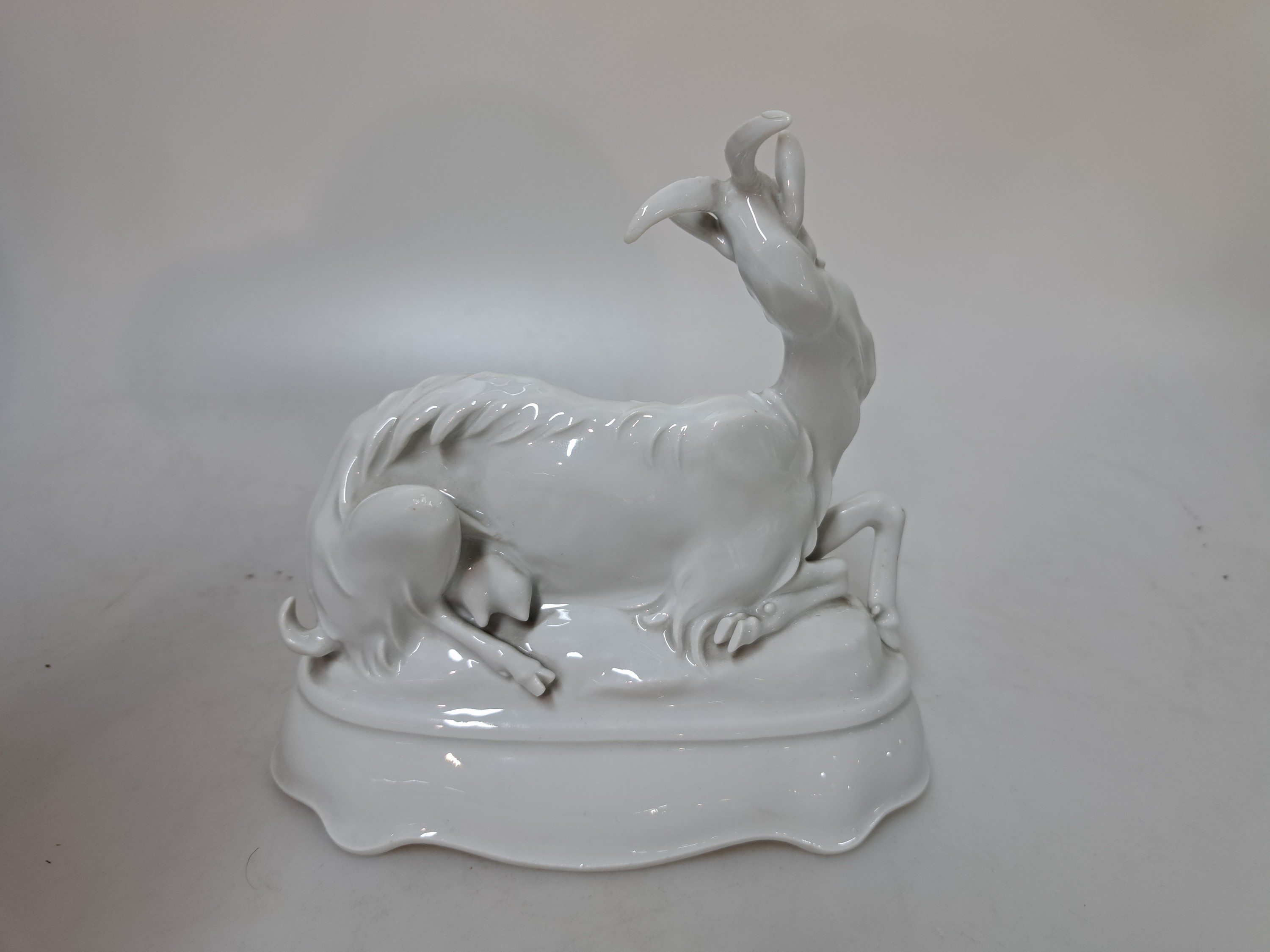 Detail b: Porzellanfigur Ziege, Meissen, Pfeifferzeit, 1920/30er-Jahre, 1. Wahl, Weißporzellan, Entw. Max Esser (1885-1945), Modellnr. H251, H. 16 cm, ...