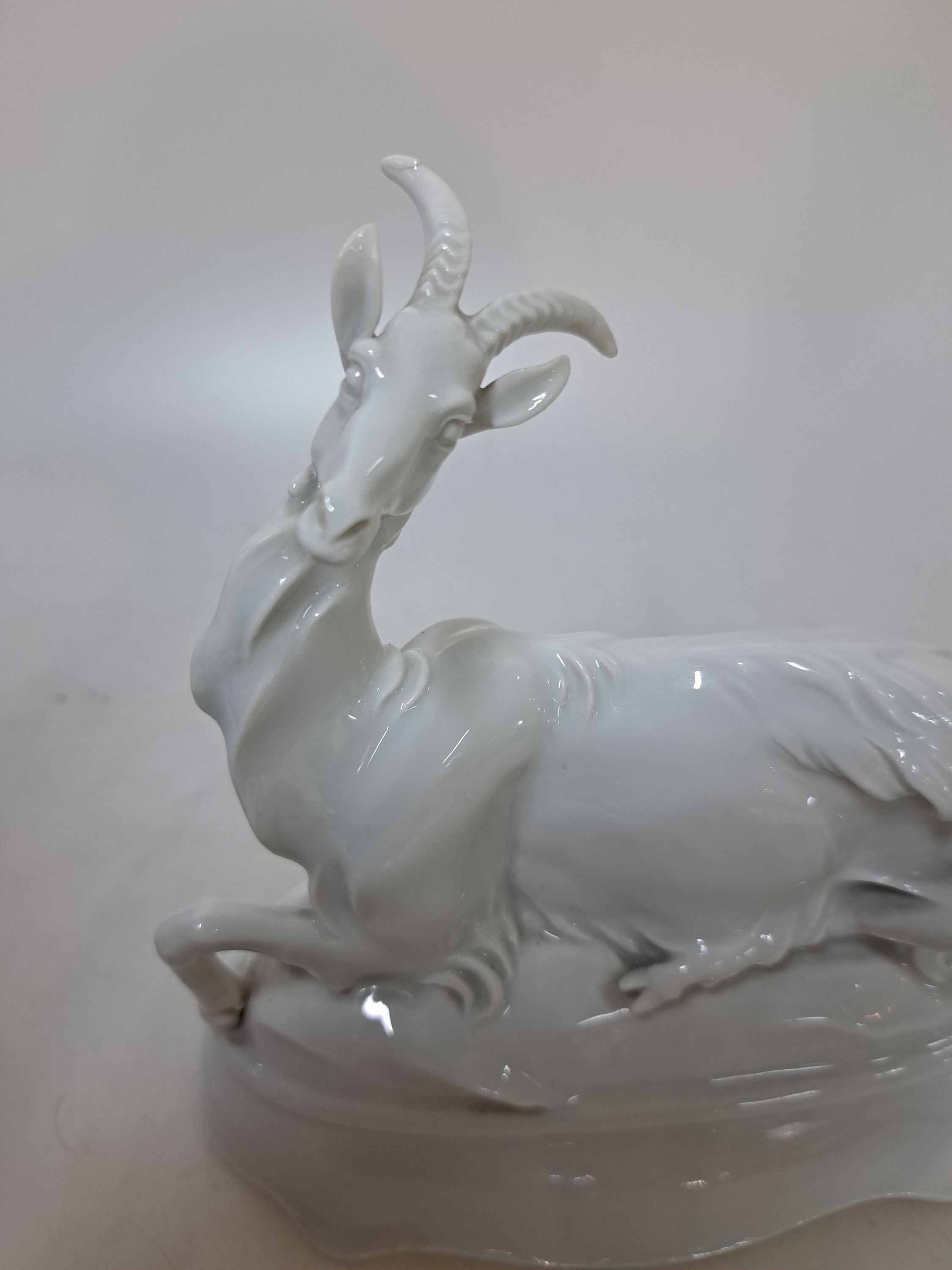 Detail d: Porzellanfigur Ziege, Meissen, Pfeifferzeit, 1920/30er-Jahre, 1. Wahl, Weißporzellan, Entw. Max Esser (1885-1945), Modellnr. H251, H. 16 cm, ...