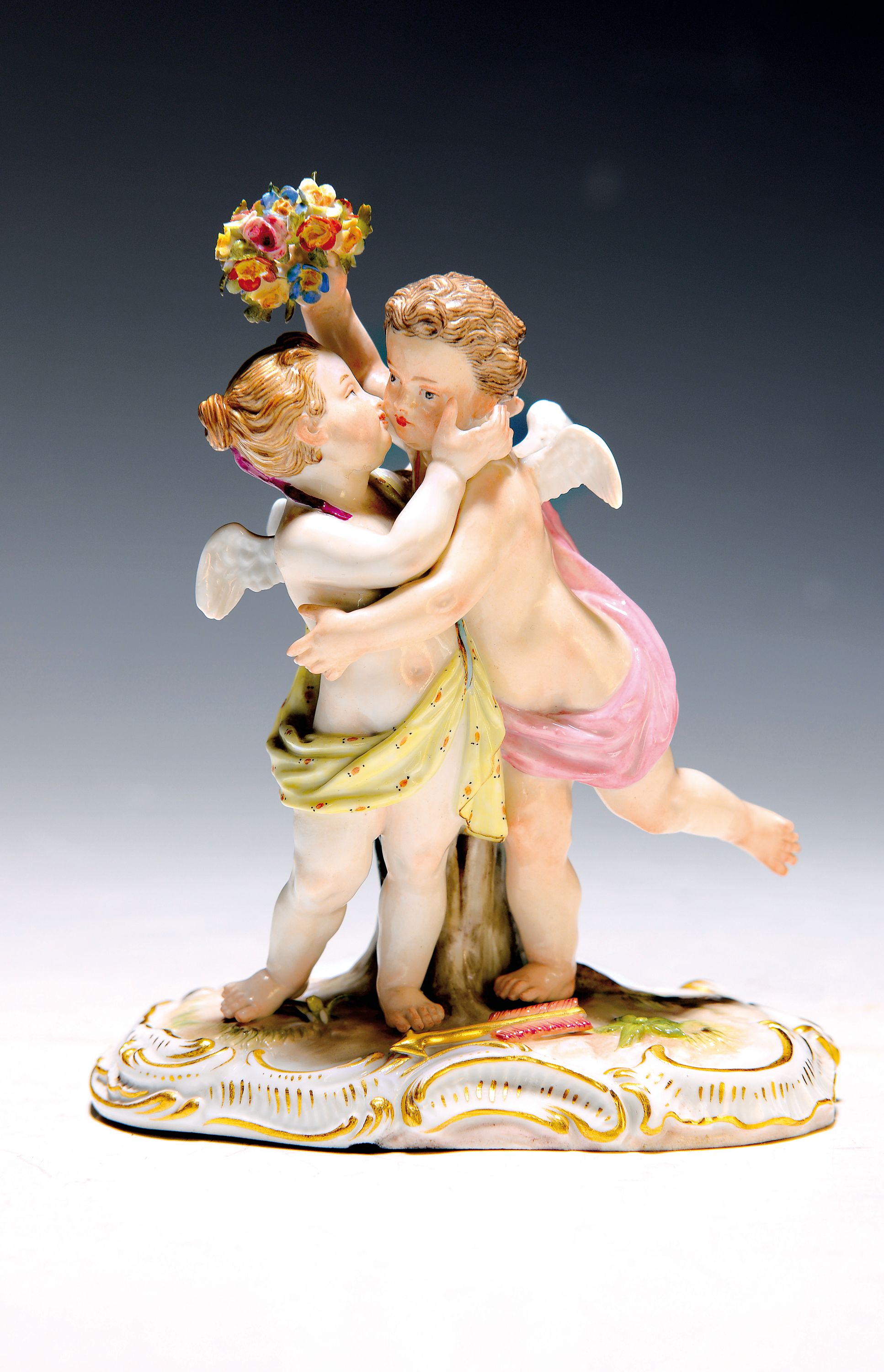 Porzellanfigur Amorettengruppe, Meissen, Knaufzeit, Entw. J.J. Kaendler, Porzellan, feine Aufglasurmalerei, Goldstaffage, Blumenkranz und Blattwerk ...