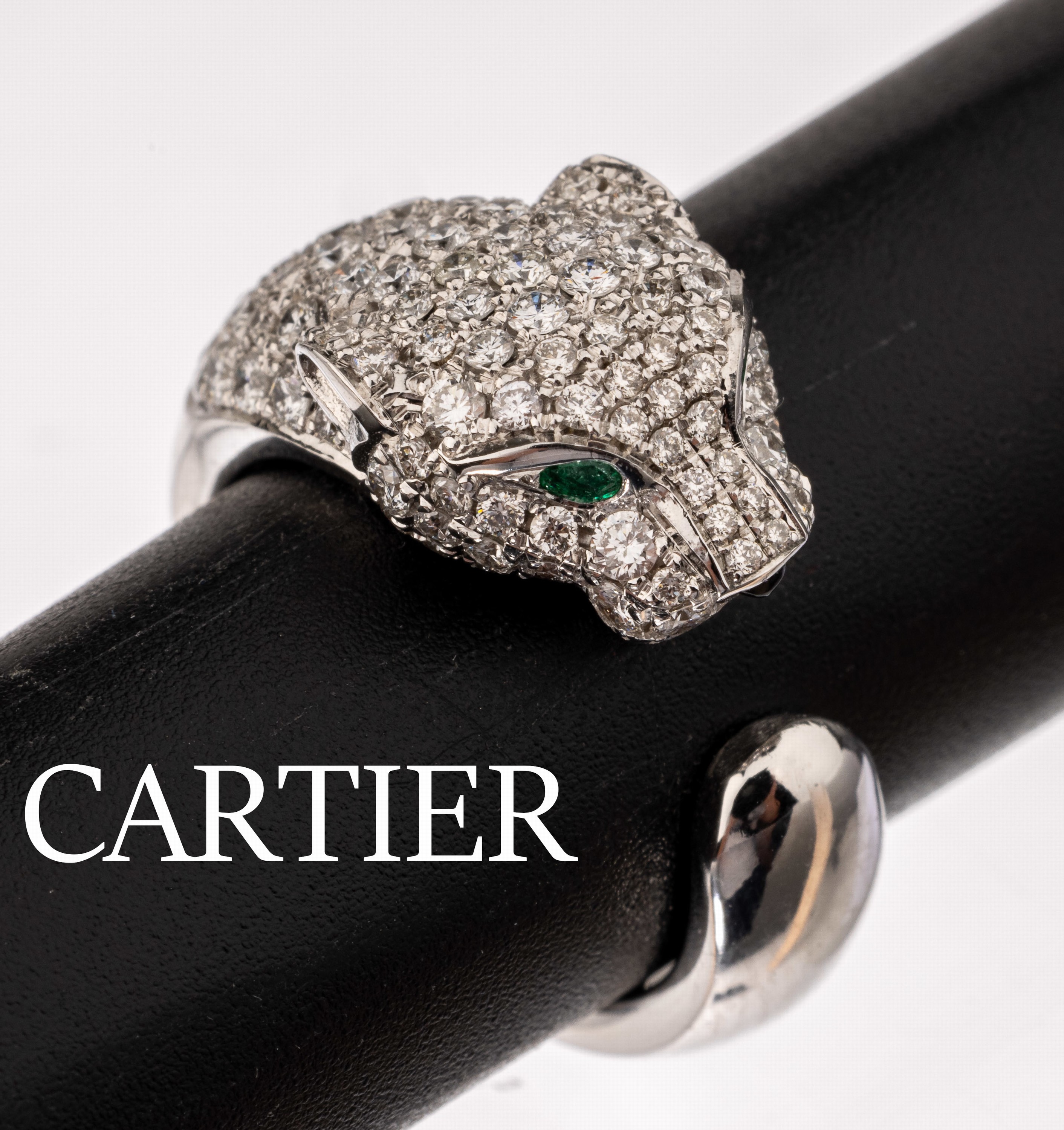 18 kt Gold PANTHERE DE CARTIER Brillant- Smaragd-Ring, WG 750/000, plastischer Pantherkopf, Brillanten zus. ca. 1.40 ct feines Weiß-Weiß/vs-si, ...