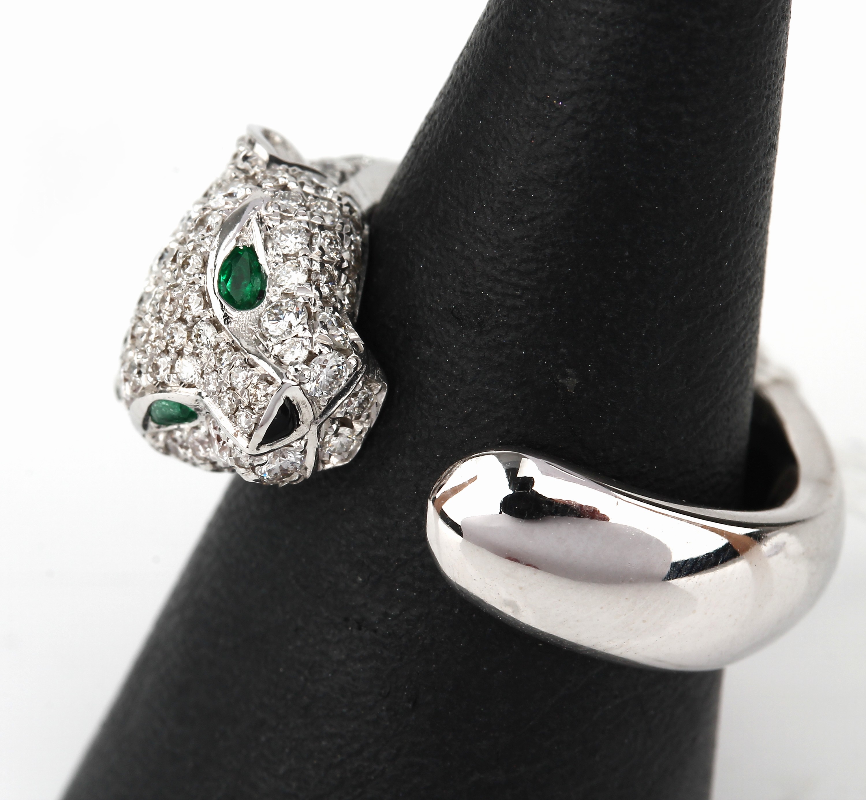 Detail a: 18 kt Gold PANTHERE DE CARTIER Brillant- Smaragd-Ring, WG 750/000, plastischer Pantherkopf, Brillanten zus. ca. 1.40 ct feines Weiß-Weiß/vs-si, ...