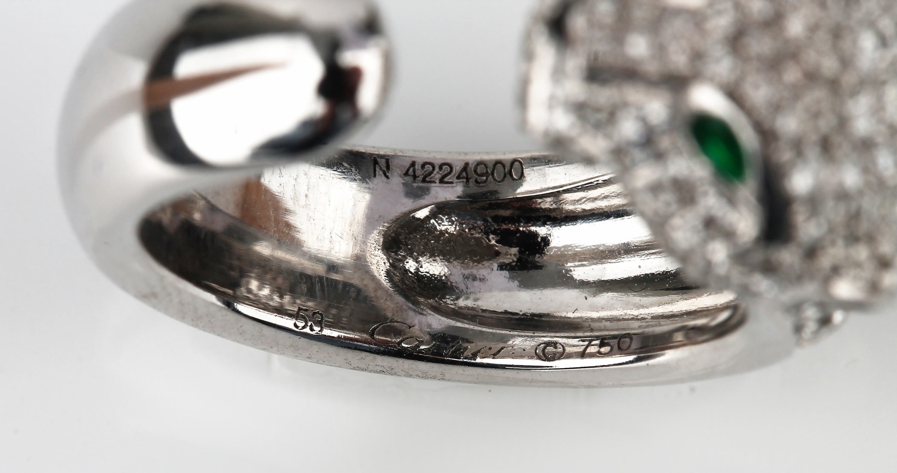Detail c: 18 kt Gold PANTHERE DE CARTIER Brillant- Smaragd-Ring, WG 750/000, plastischer Pantherkopf, Brillanten zus. ca. 1.40 ct feines Weiß-Weiß/vs-si, ...