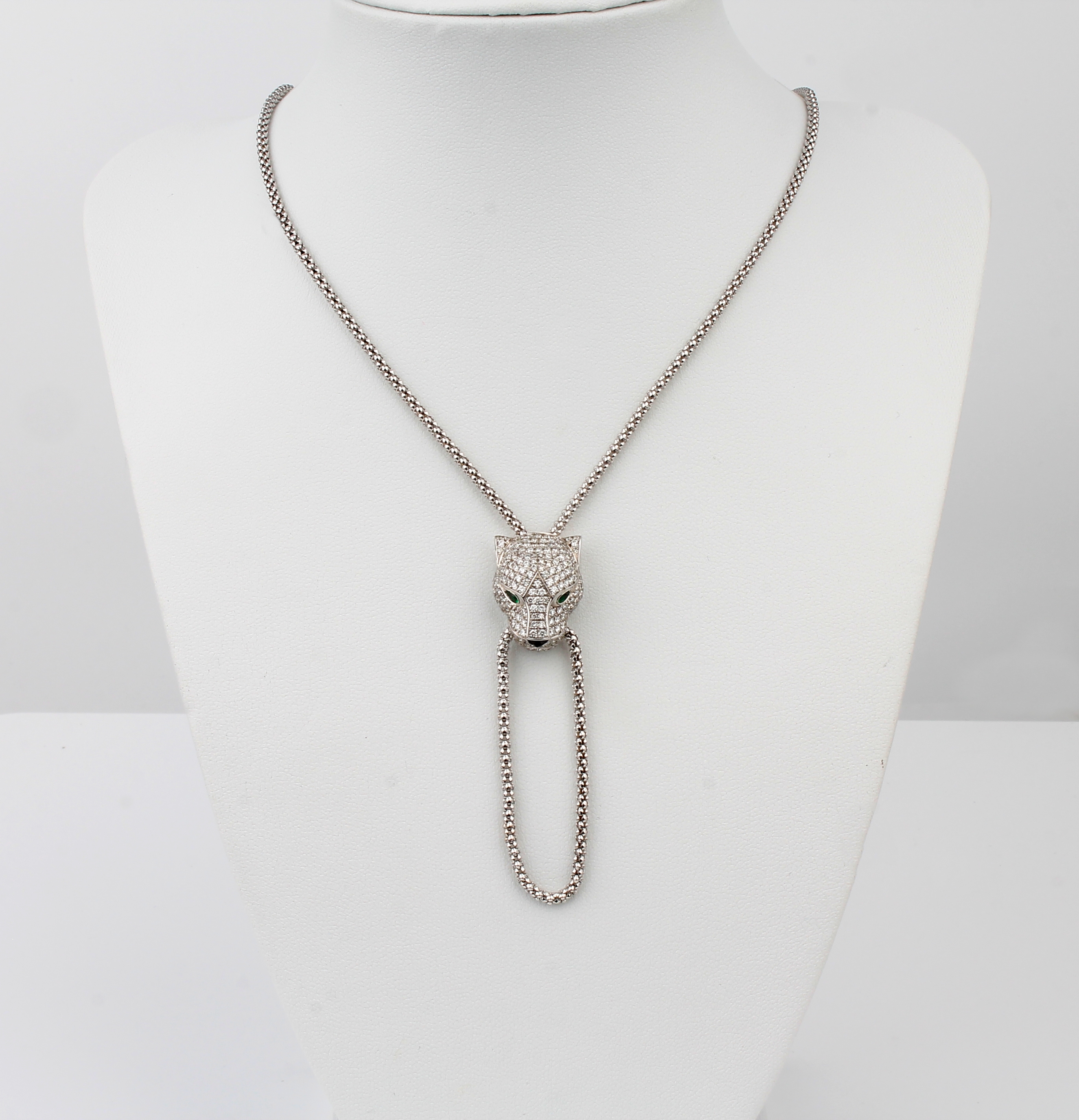 Detail b: 18 kt Gold PANTHERE DE CARTIER Brillant- Smaragd-Collier, WG 750/000, plastischer Pantherkopf, Brillanten zus. ca. 2.40 ct feines Weiß-Weiß/vs, ...
