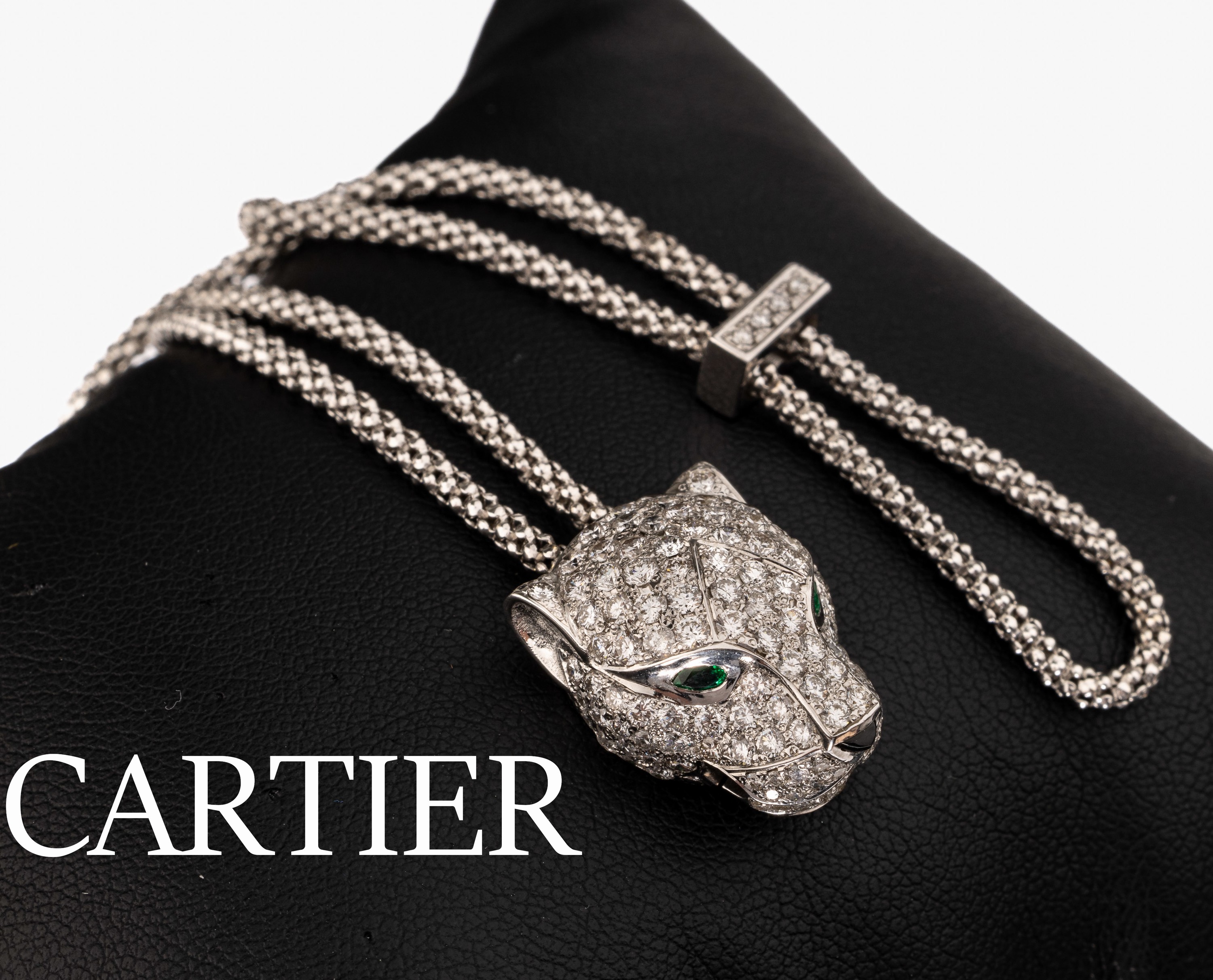 18 kt Gold PANTHERE DE CARTIER Brillant- Smaragd-Armband, WG 750/000, plastischer Pantherkopf, Brillanten zus. ca. 2.40 ct feines Weiß-Weiß/vs, ...
