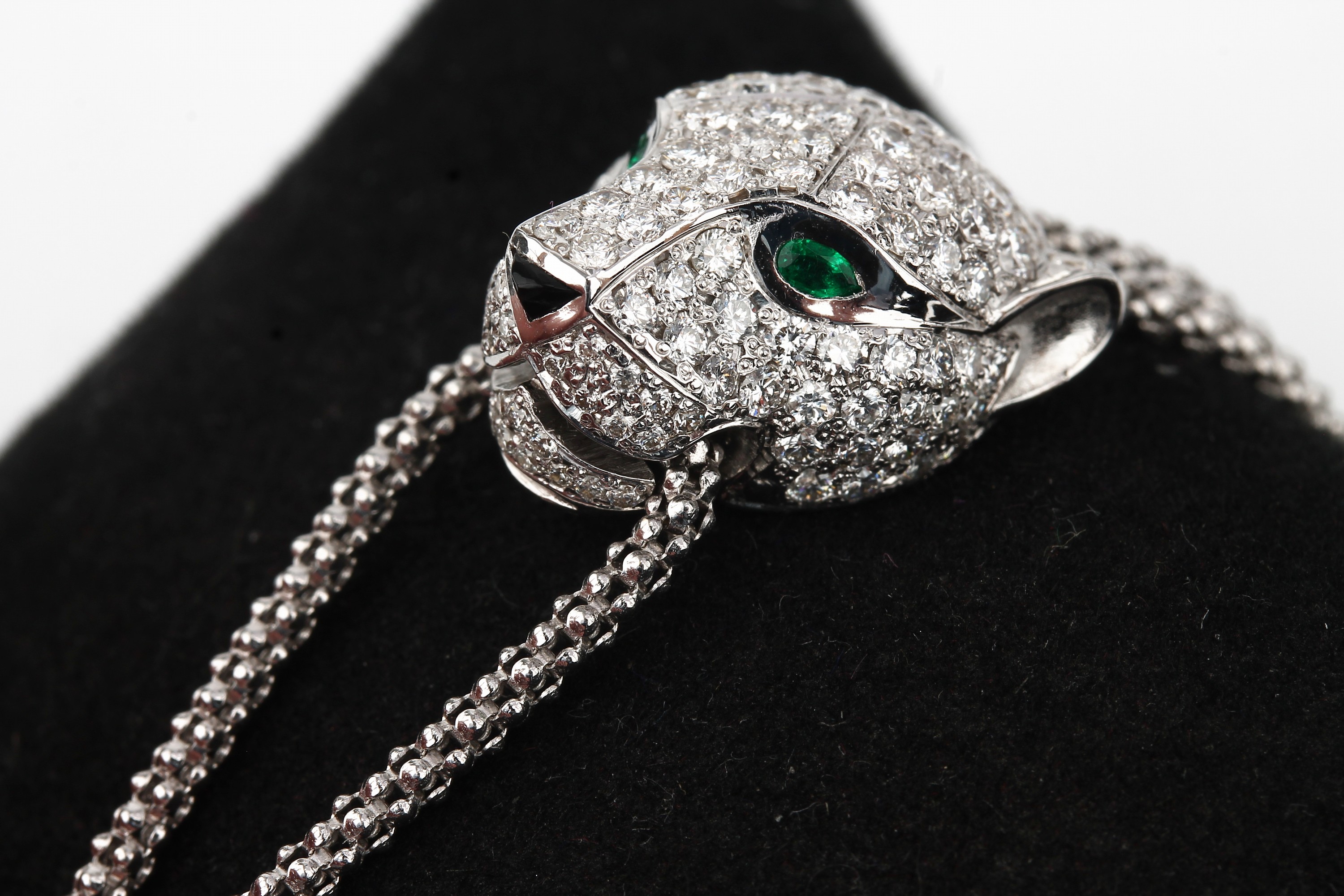 Detail b: 18 kt Gold PANTHERE DE CARTIER Brillant- Smaragd-Armband, WG 750/000, plastischer Pantherkopf, Brillanten zus. ca. 2.40 ct feines Weiß-Weiß/vs, ...