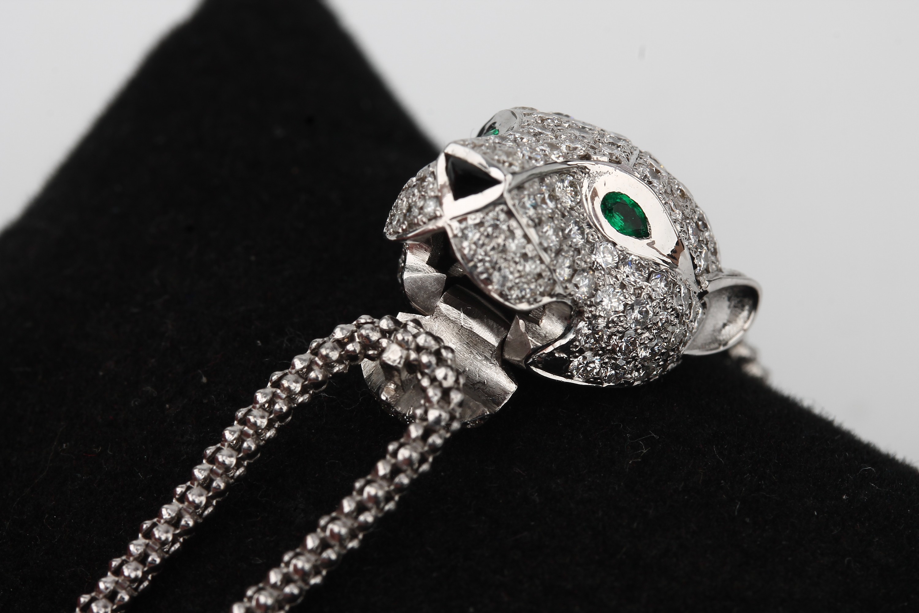 Detail c: 18 kt Gold PANTHERE DE CARTIER Brillant- Smaragd-Armband, WG 750/000, plastischer Pantherkopf, Brillanten zus. ca. 2.40 ct feines Weiß-Weiß/vs, ...