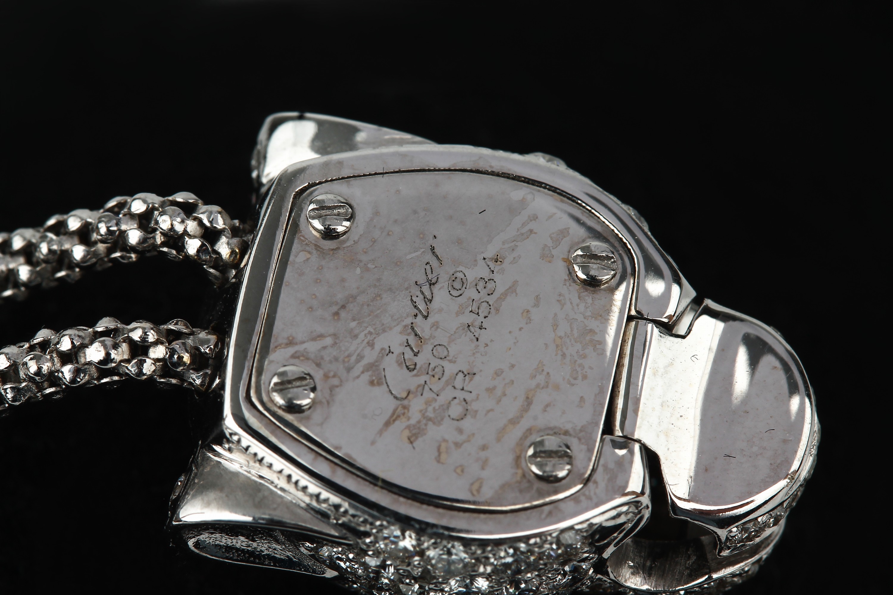 Detail d: 18 kt Gold PANTHERE DE CARTIER Brillant- Smaragd-Armband, WG 750/000, plastischer Pantherkopf, Brillanten zus. ca. 2.40 ct feines Weiß-Weiß/vs, ...