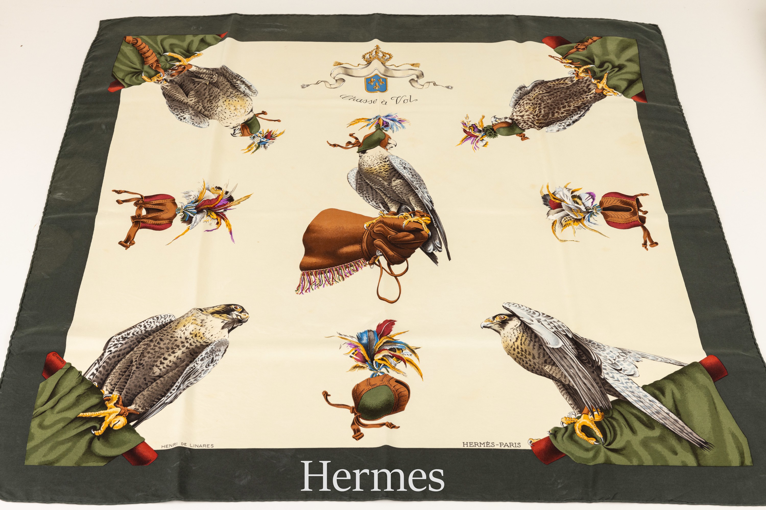 HERMES Seidencarree, 100% Seide, "Chasse 'aVol", cremefarb. Grund, dunkelgrüner Rand, Falkendesign, Rand handrolliert, ca. 88 x 88 ...