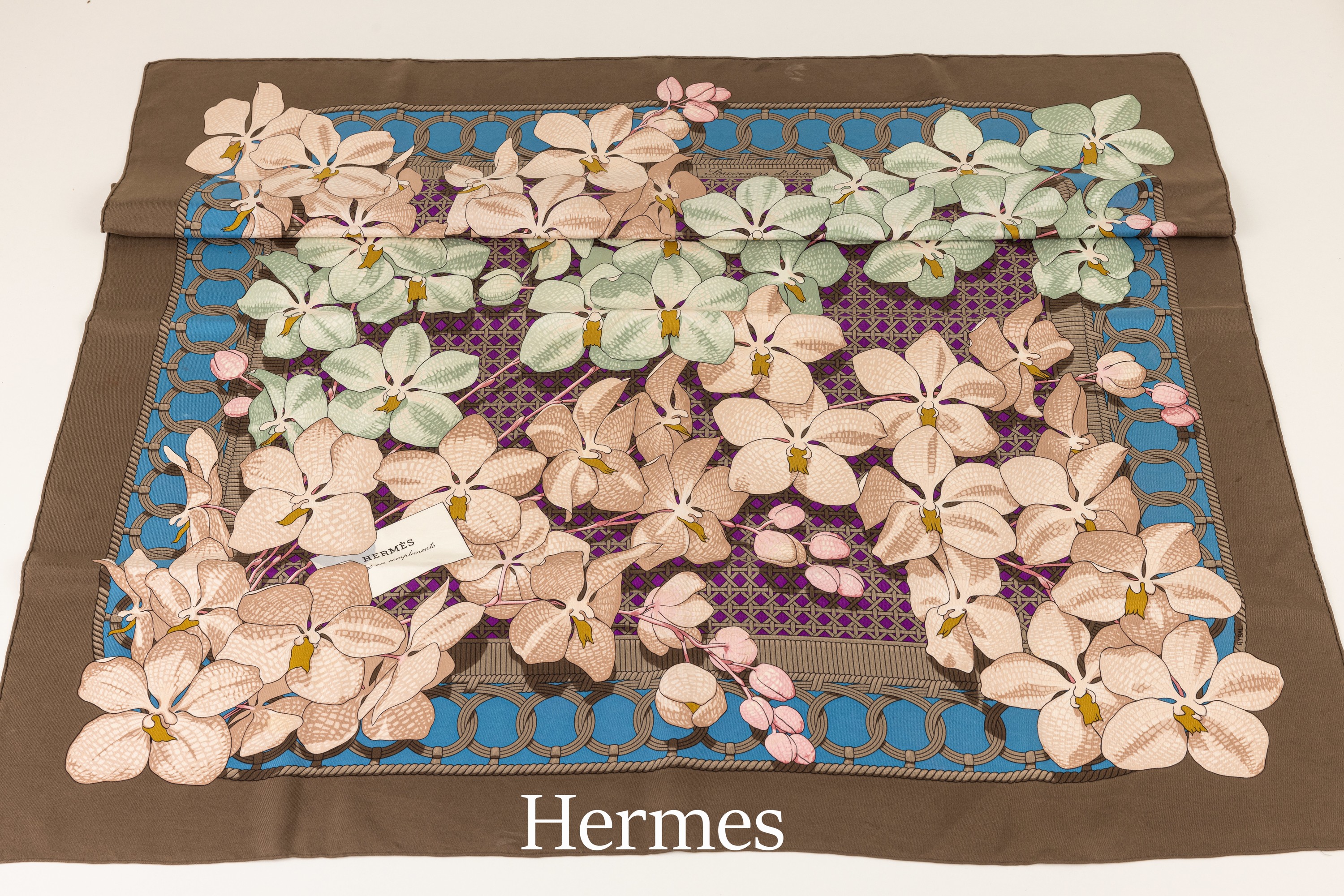 HERMES Seidencarree, 100% Seide, "Souvenirsd´Asie, brauner Grund, Orchideendekor in Alt- rose und Mint, ca 88 x 88 cm, Rand handrolliert, in ...