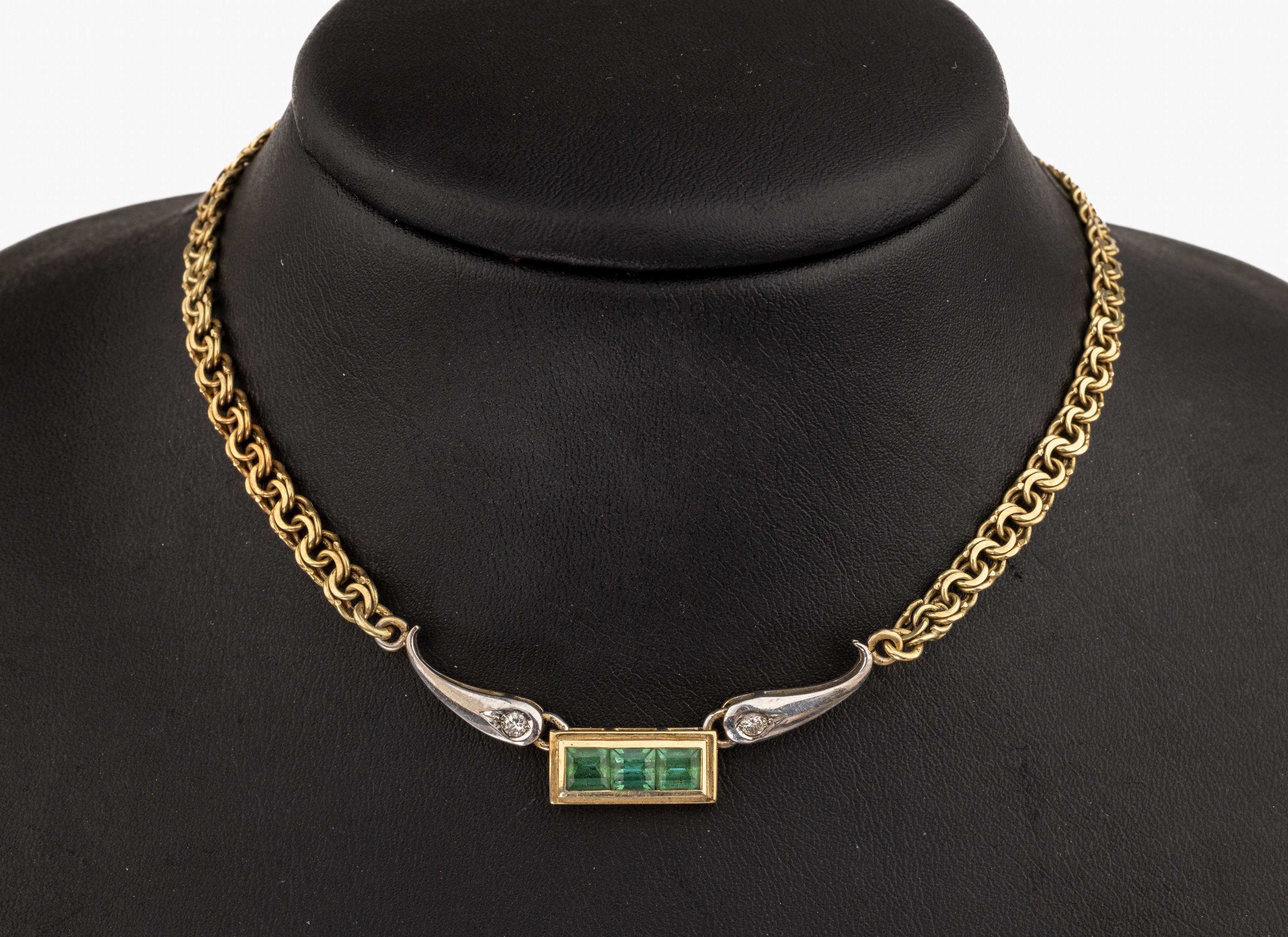 14 kt Gold Turmalin-Brillant-Collier, 1930er Jahre, GG/WG 585/000, Mittelteil mit 3 kl. grünen facett. Turmalinen, 2 in WG gefasste Brillanten, L. ...