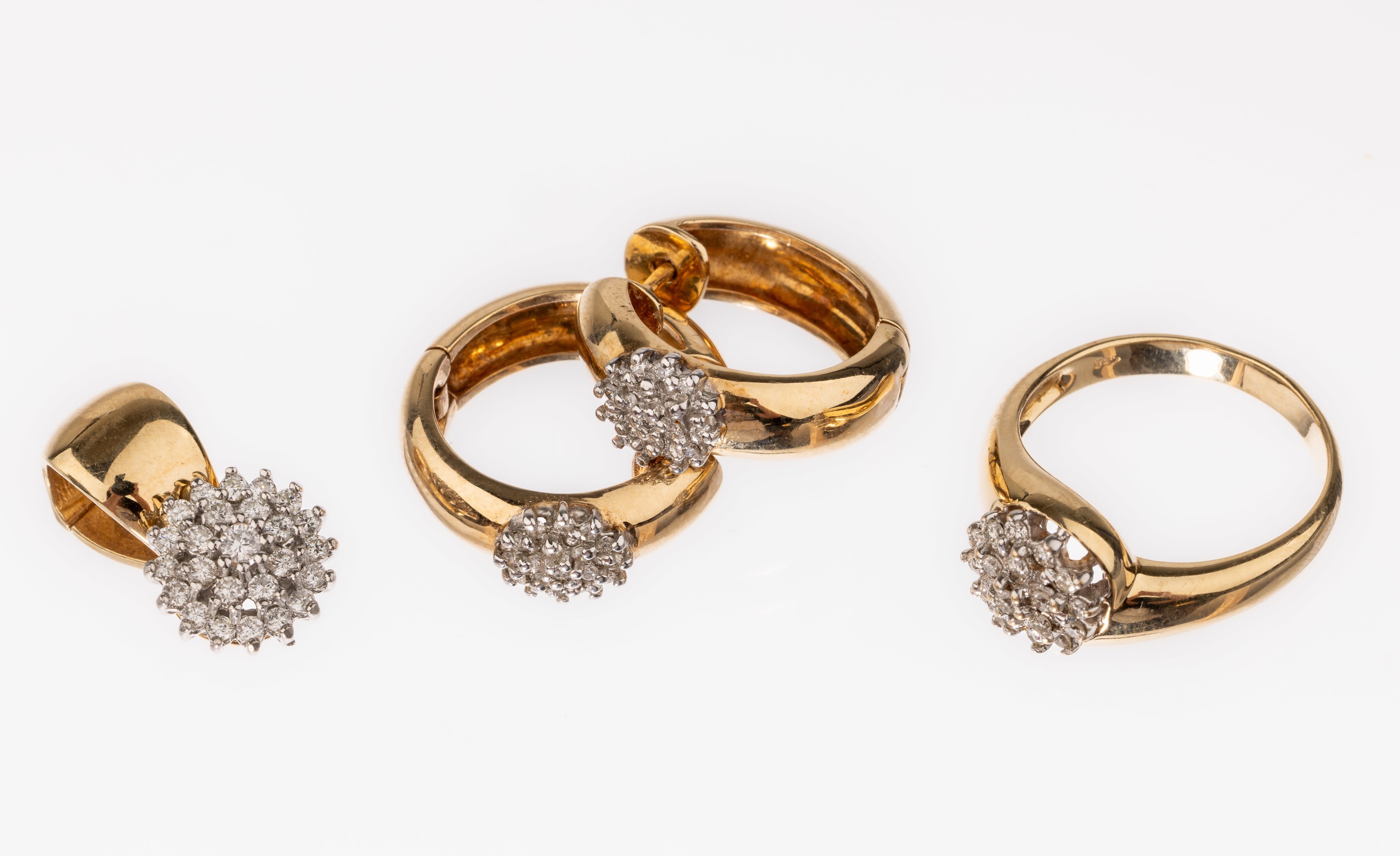 14 kt Gold Brillant-Schmuckset, GG/WG 585/000, best. aus: 1 Ring, RW 56, 19 Brillanten zus. ca. 0.25 ct Weiß/si, 1 Clipanhänger, 25 Brillanten ...