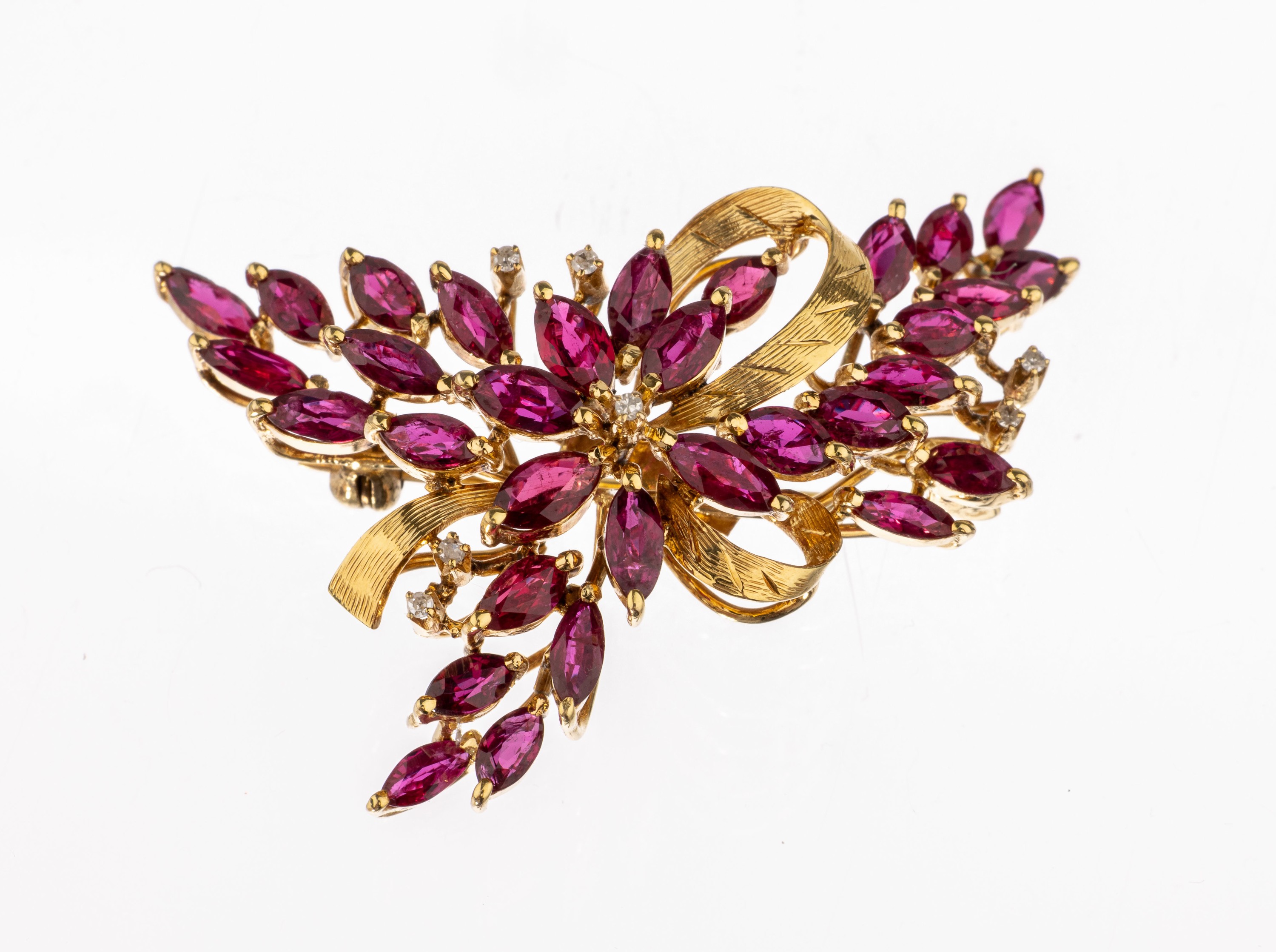 14 kt Gold Rubin-Diamant-Brosche, GG 585/000, 1960/70er Jahre, abstrakt florale Gestaltung, 32 Rubin-Navettes zus. ca. 8.79 ct (grav.), 7 kl. ...