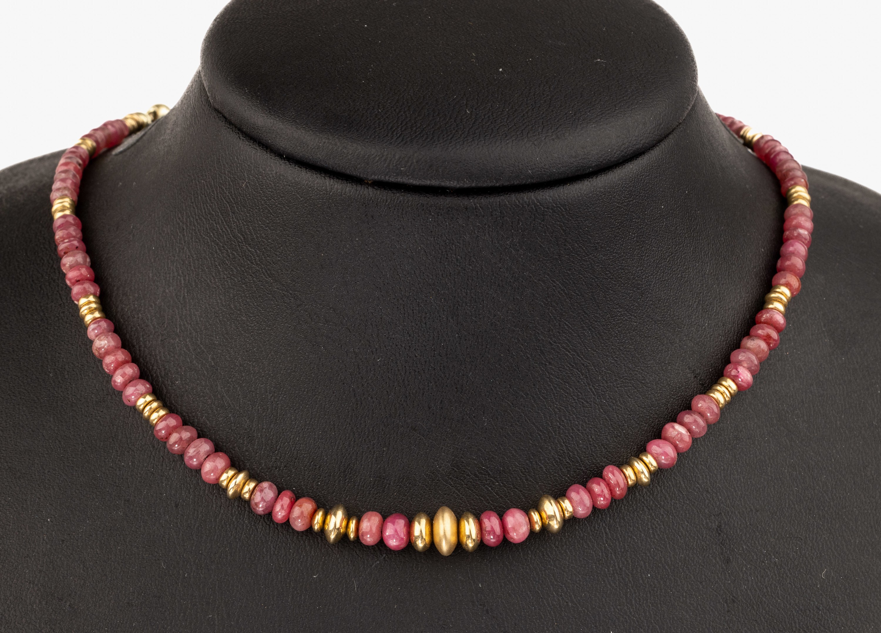 14 kt Gold Rubin-Collier, GG 585/000, Rubin-Linsen, Zwischenglieder aus GG, part. sat., L. ca. 39 cm, Kugelschließe, ca. 14.1 g