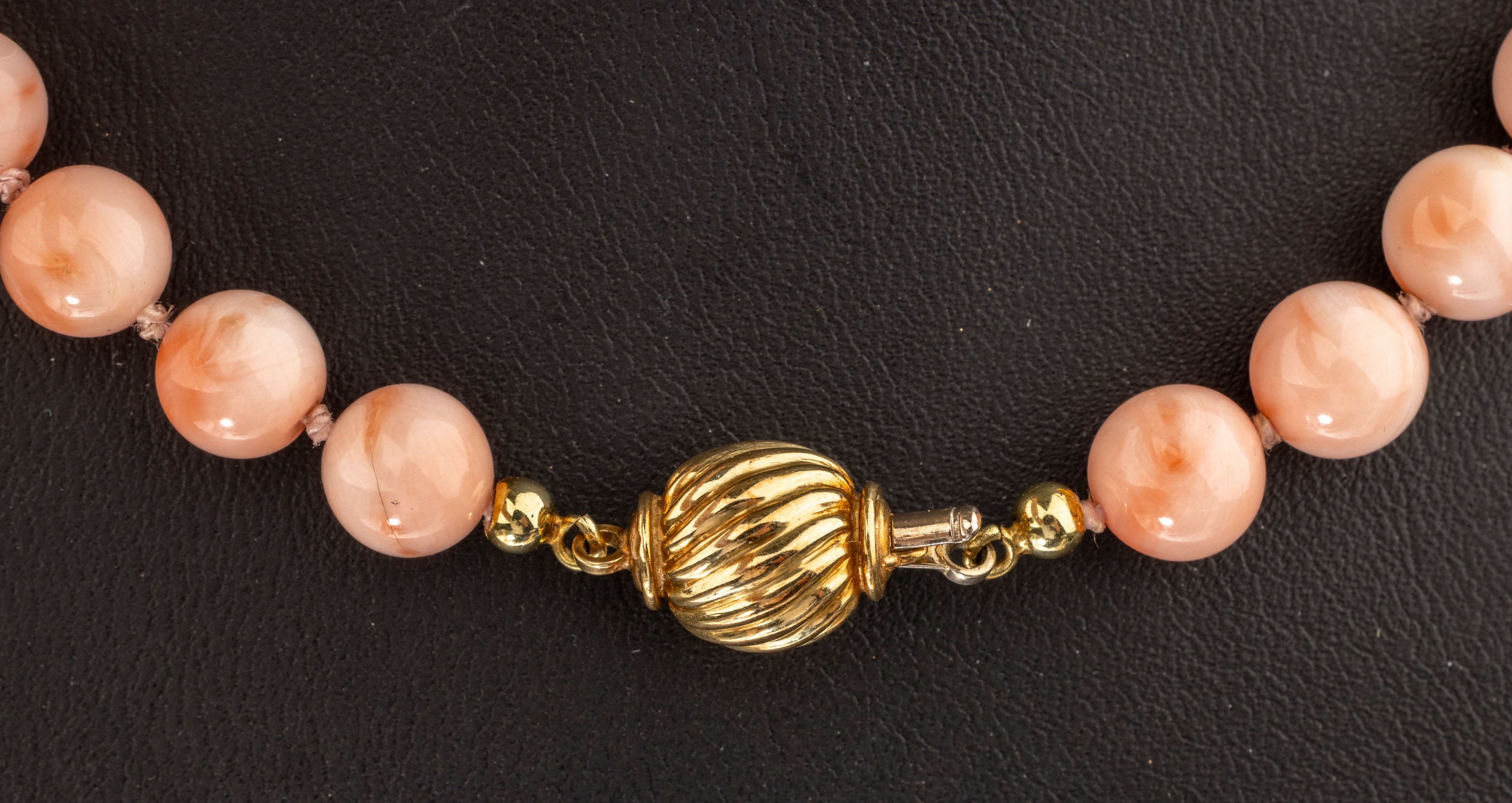 Detail a: Überlanges Korallen-Collier mit 14 kt Gold Schließe, GG 585/000 gepr., Engelhautkorallen-Kugeln, D. ca. 8 mm, L. ca. 101 cm, Kugelschließe, ...