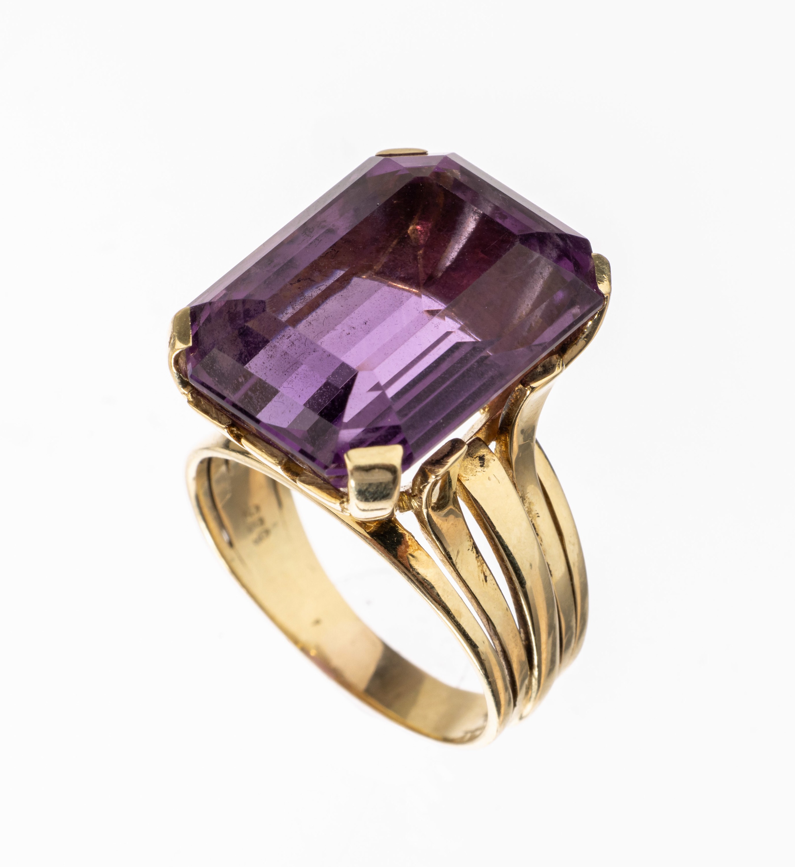 14 kt Gold Amethyst-Ring, GG 585/000, Amethyst im Treppenschliff ca. 22.00 ct, RW 62, ca. 12.8 g