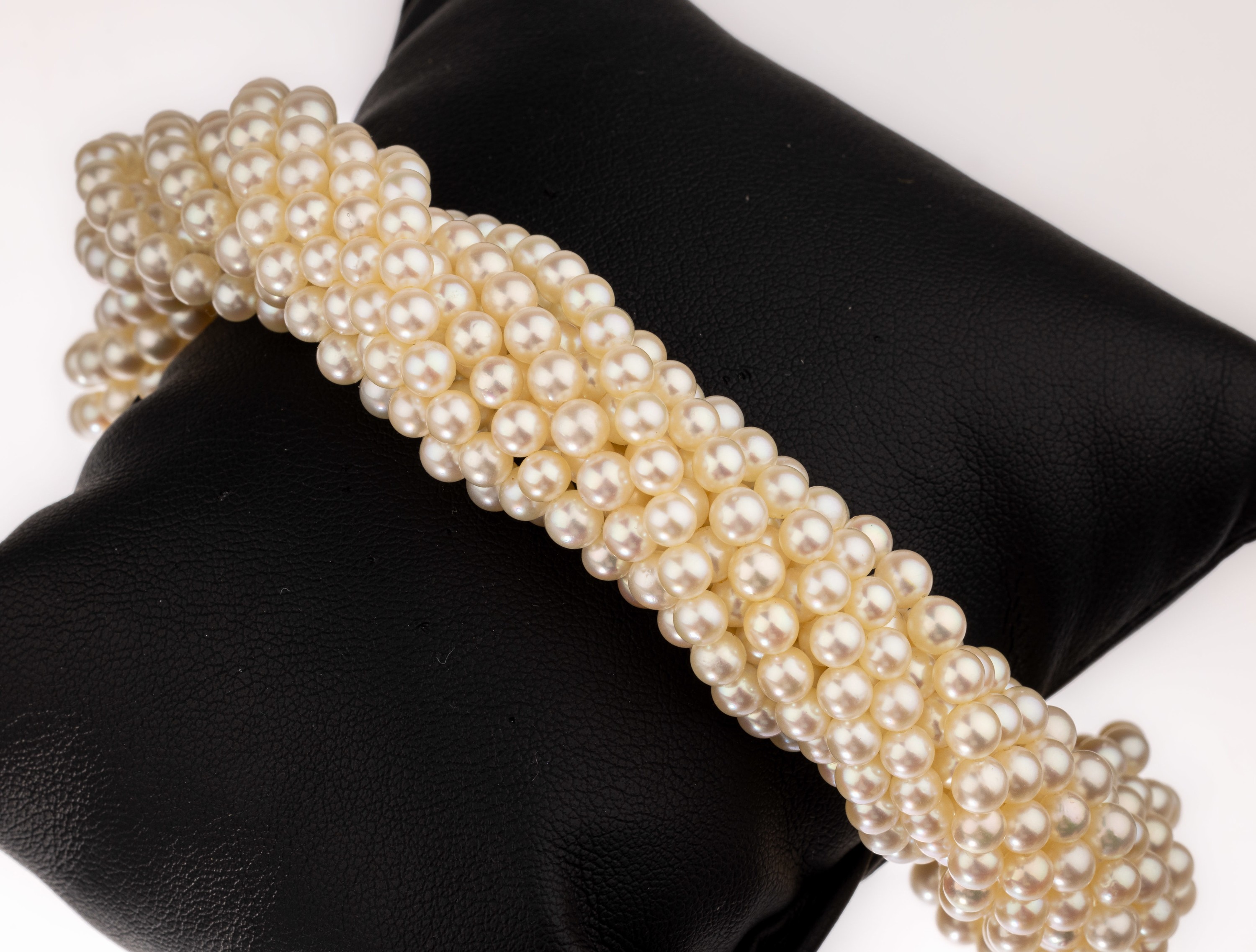 Perl-Armband mit 14 kt Gold Schließe, WG 585/000, 12-rhg. Akoyazuchtperlen, D. ca. 4 mm, L. ca. 22 cm, Kugelschließe