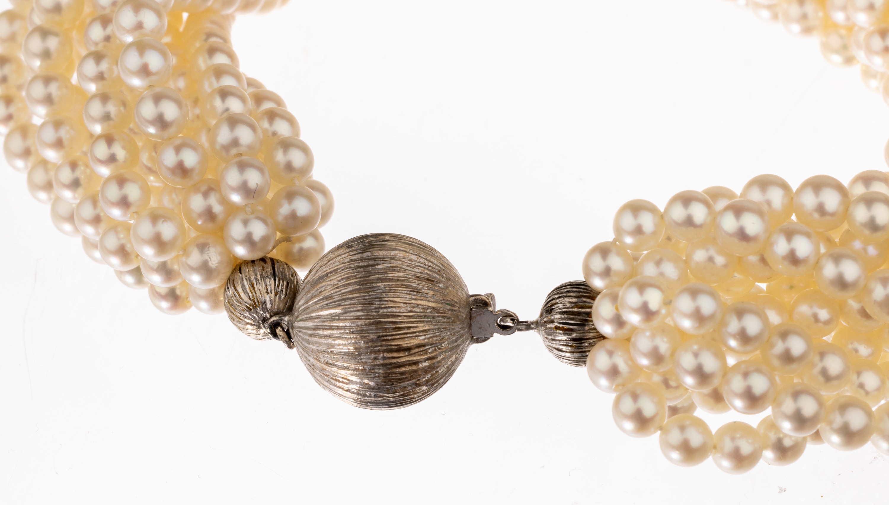 Detail a: Perl-Armband mit 14 kt Gold Schließe, WG 585/000, 12-rhg. Akoyazuchtperlen, D. ca. 4 mm, L. ca. 22 cm, Kugelschließe