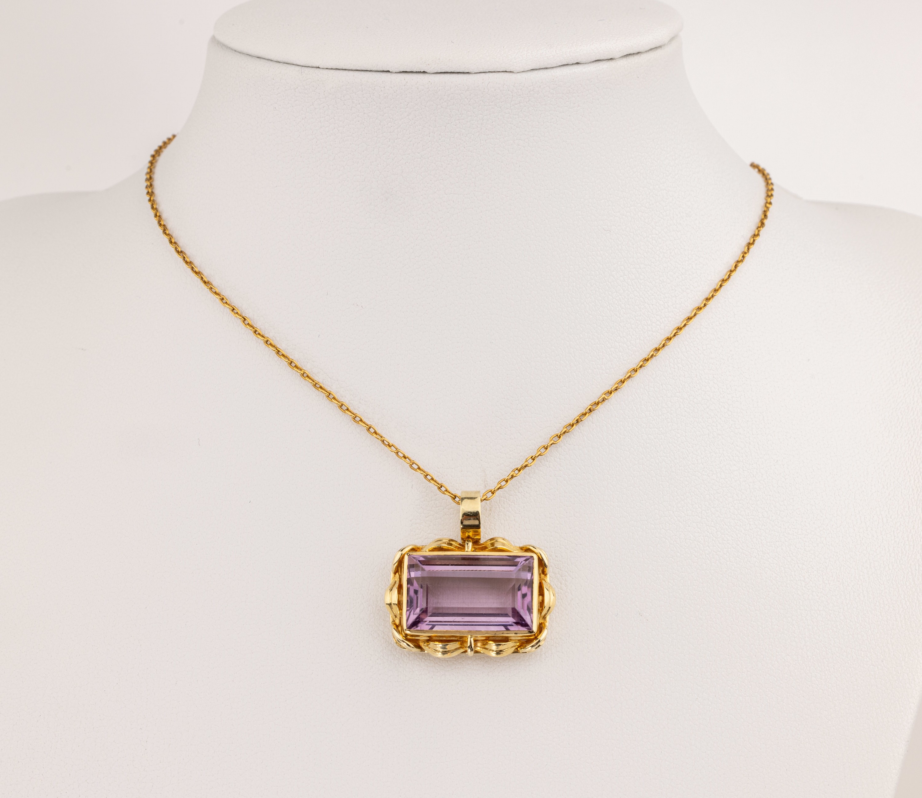 14 kt Gold Amethyst-Anhänger, GG 585/000, 1950er Jahre, Amethyst im Treppenschliff, an Kette, GG 585/000 gepr., L. ca. 49 cm, Federringschließe, ...