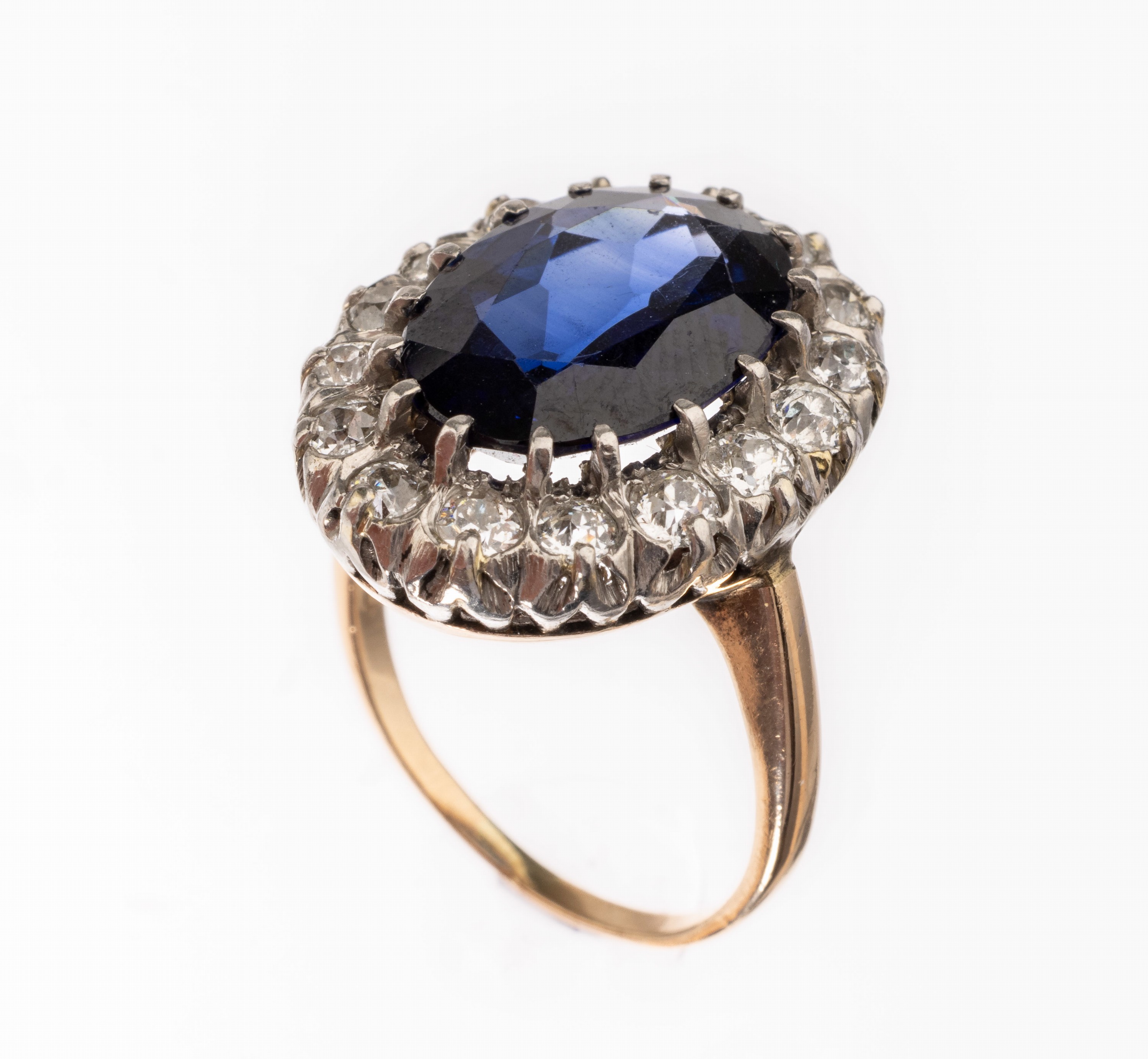 14 kt Gold Farbstein-Diamant-Ring, um 1920, GG 585/000, mittig ovalfacett. Saphirsynthese,umgeben von 16 Altschliffdiamanten zus. ca. 1.20 ct ...