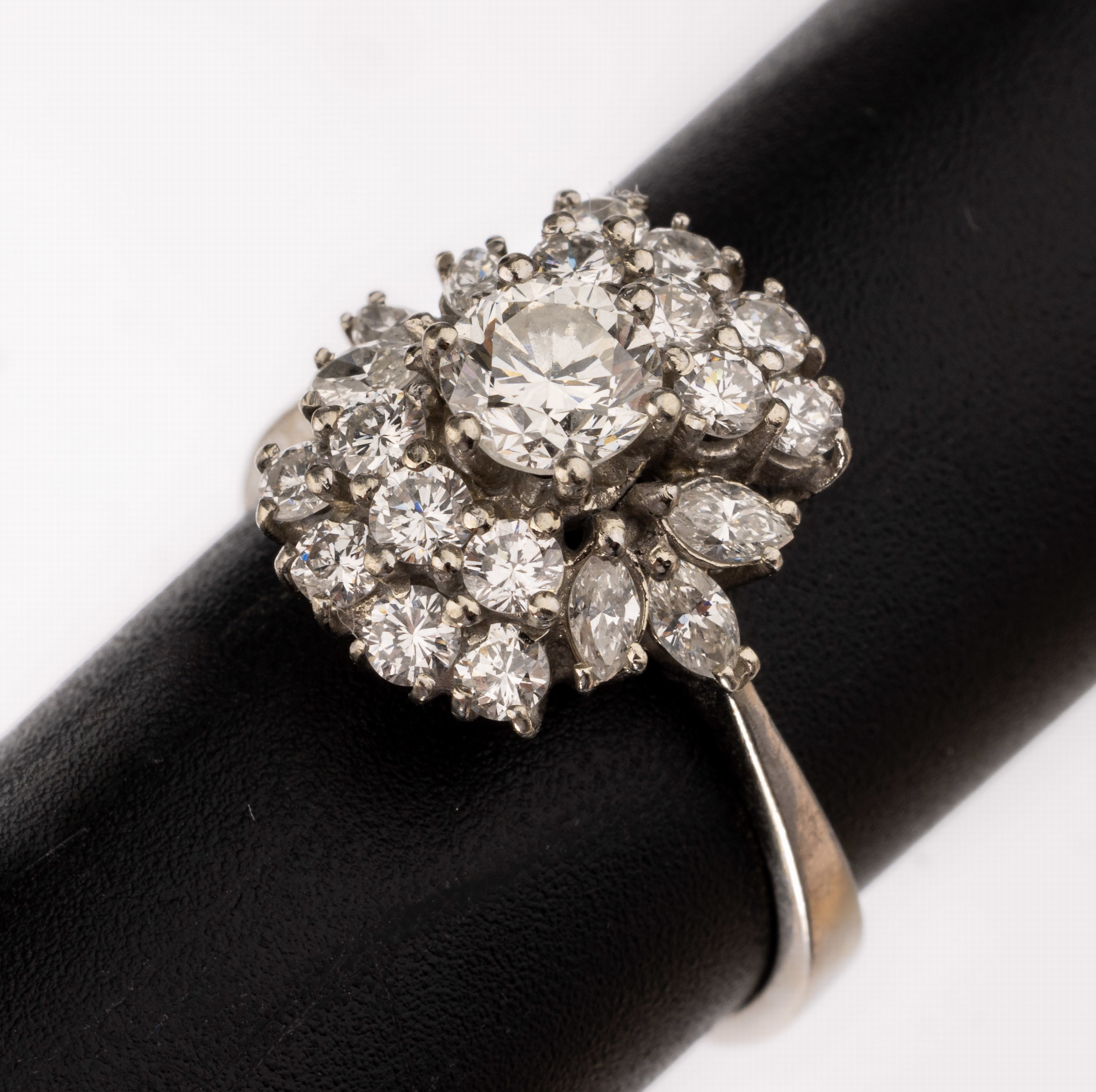 14 kt Gold Diamant-Ring, WG 585/000, Aufbauin mehreren Ebenen, mittig Brillant ca. 0.51 ct (grav.) Weiß/vs2, umgeben von 14 Brillantenund 6 ...