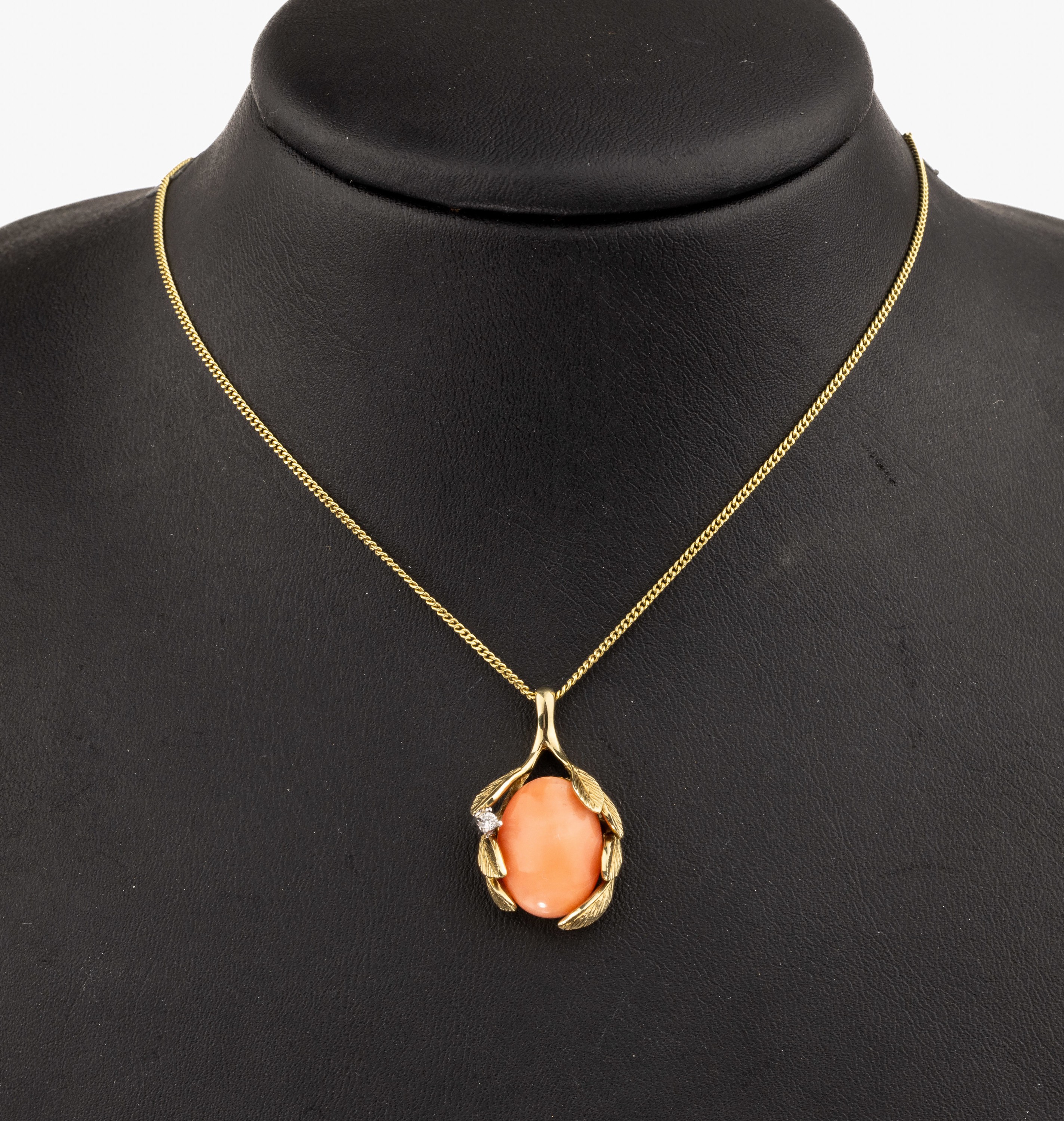 14 kt Gold Korallen-Brillant-Anhänger, GG/WG 585/000, floral, ovaler Korallen -Cabochon, 1 in WG gefasster Brillant ca. 0.04ct (grav.) Weiß/si, an ...