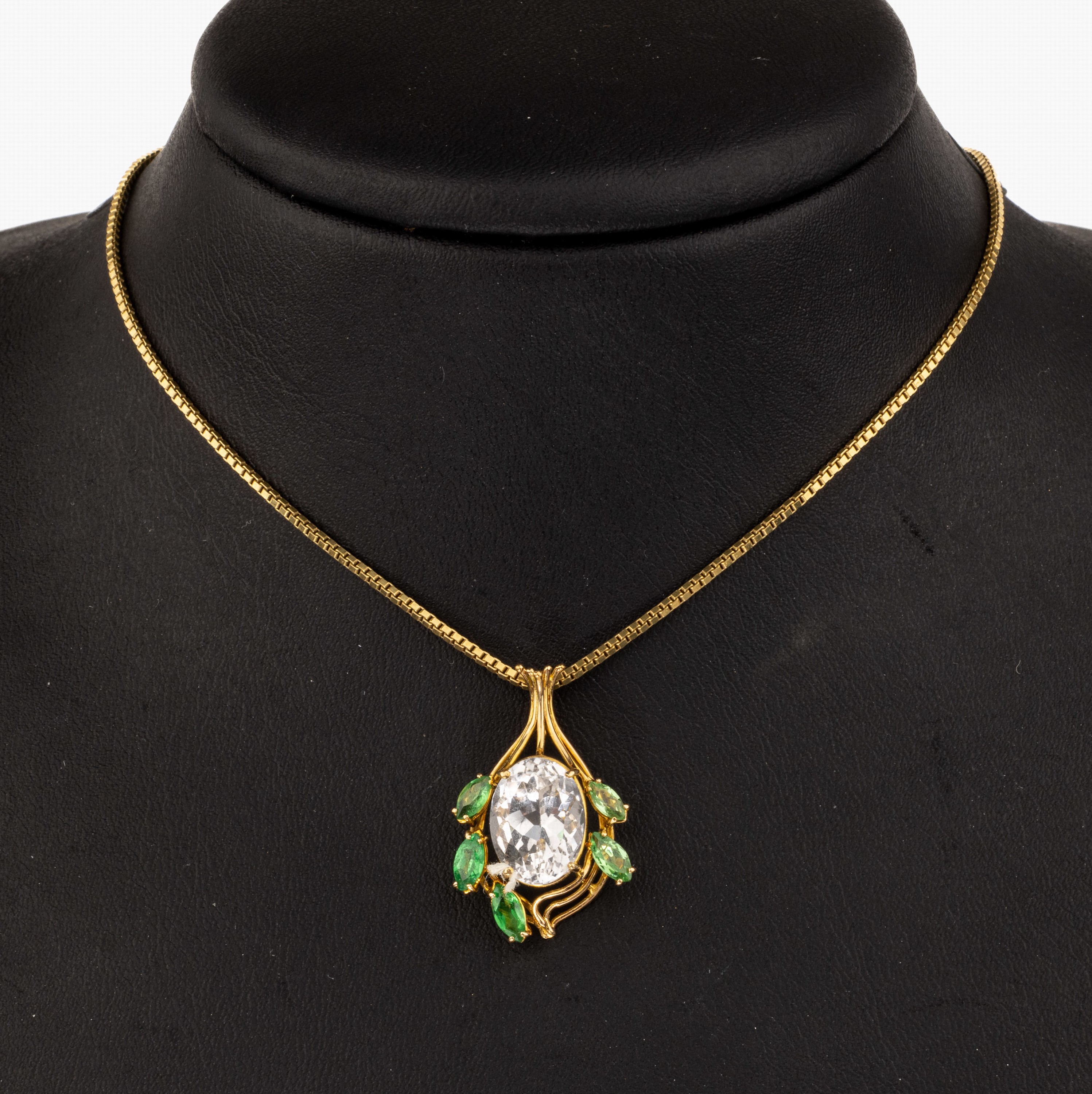 14 kt Gold Farbstein-Anhänger, GG 585/000, mittig ovalfacett. Topas ca. 3.00 ct, 5 Tsavorith-Navettes zus. ca. 0.50 ct, an Kette,GG 585/000, L. ca. ...